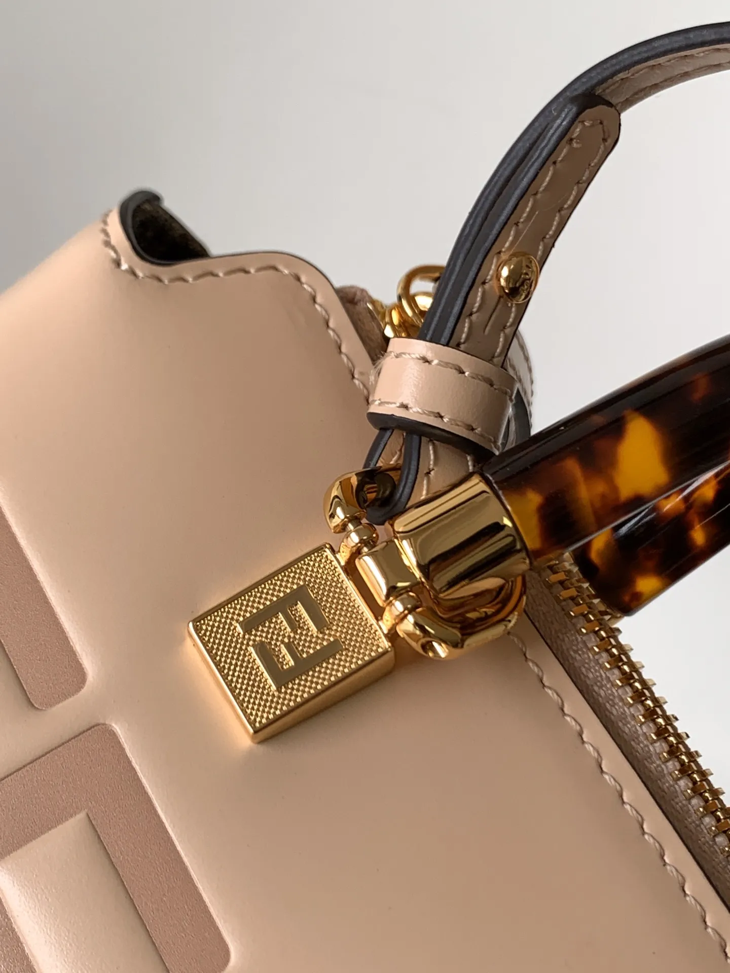 FENDI Mini ByTheWay バッグ ベージュ カalf柄ハンドル - 画像 (9)