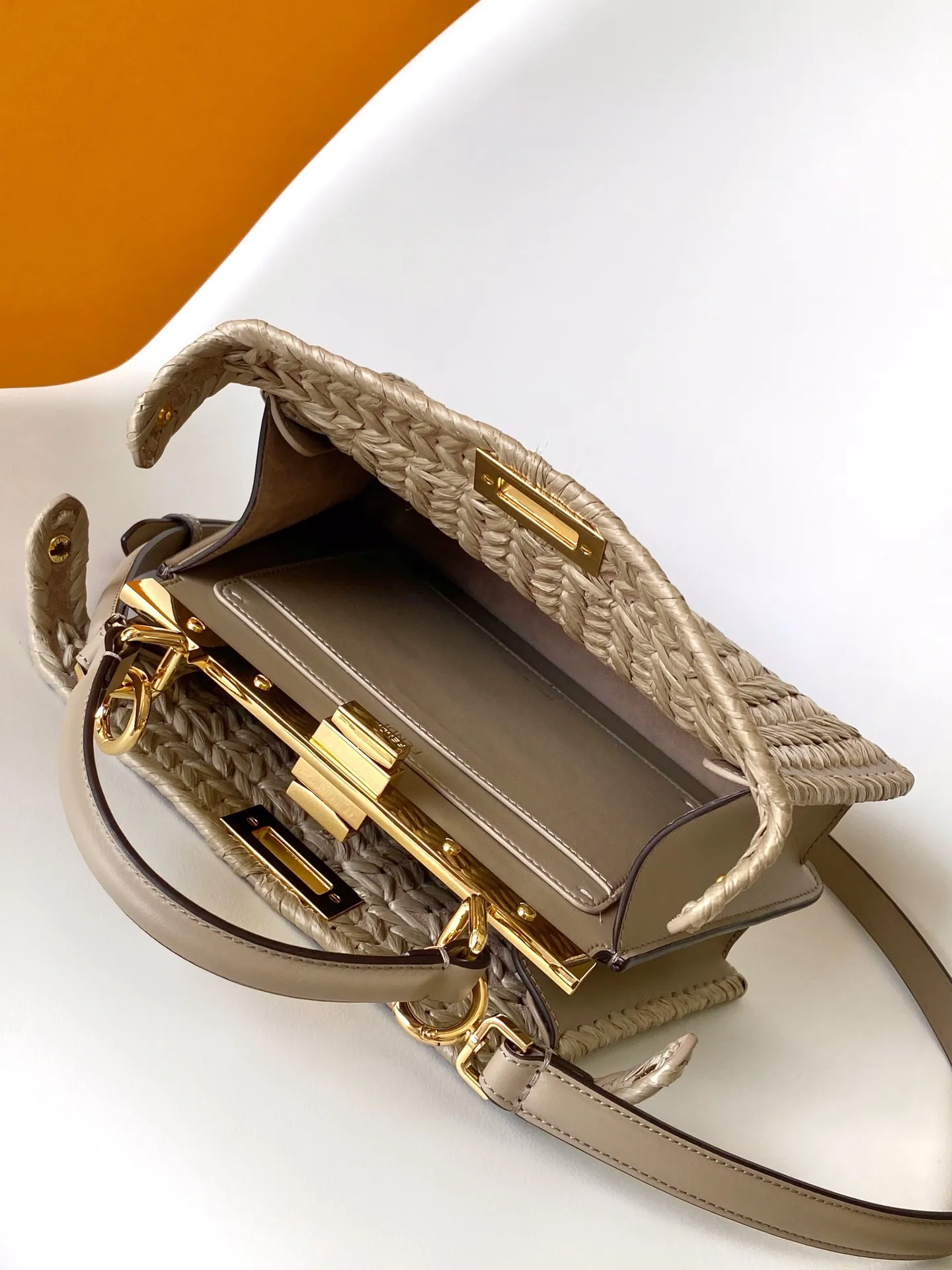 Fendi Iconic Peekaboo ISeeU ベージュ編み込みバッグ - 画像 (5)