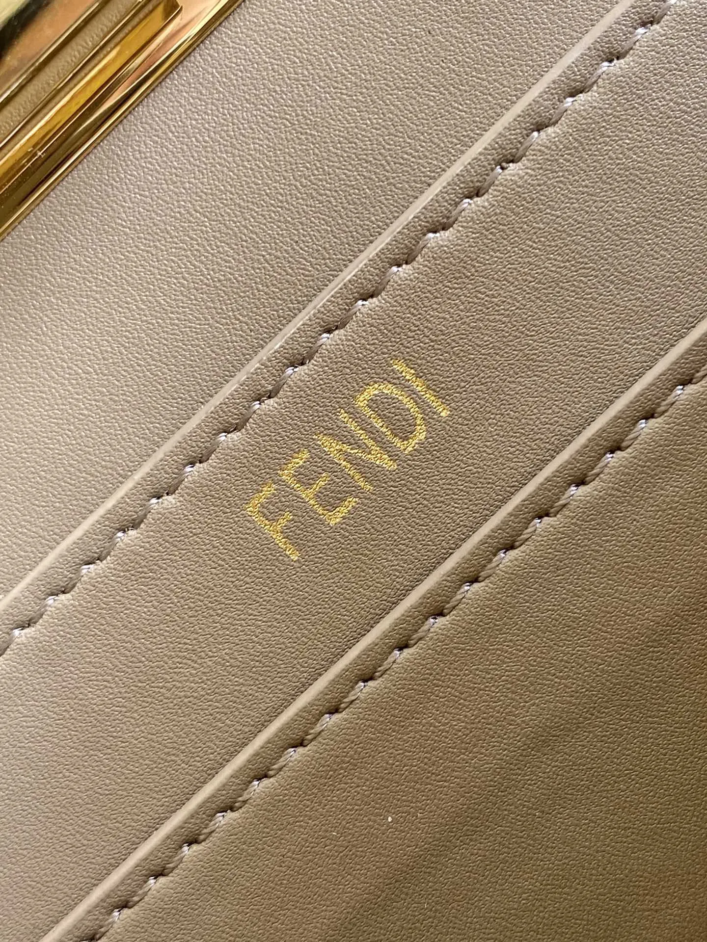 Fendi Iconic Peekaboo ISeeU ベージュ編み込みバッグ - 画像 (9)