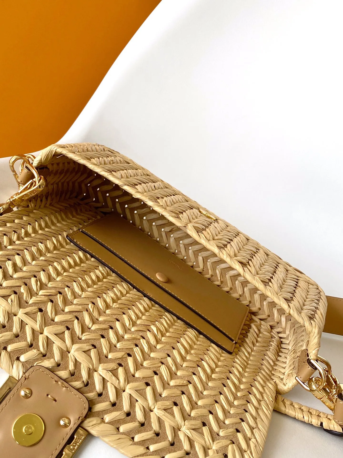 FENDI ラフィア編みバゲットバッグ ベージュ - 画像 (6)