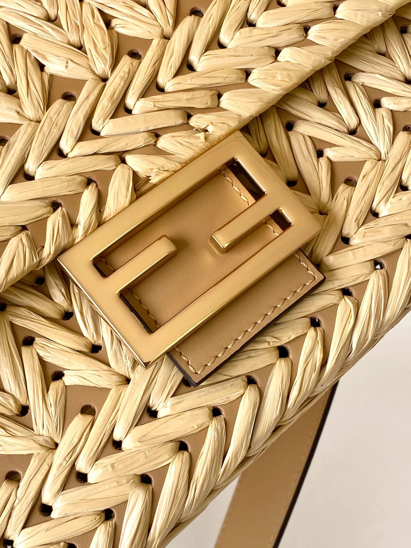 FENDI ラフィア編みバゲットバッグ ベージュ - 画像 (8)