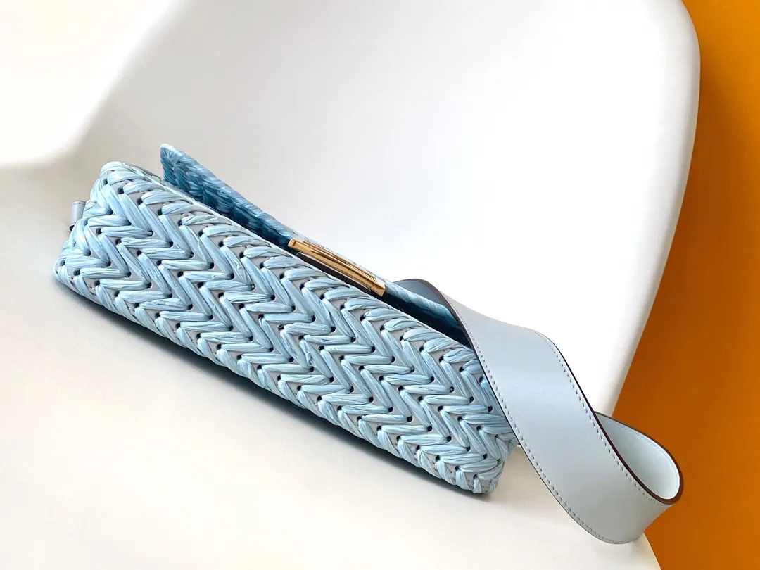 FEND ライトブルーBaguette手袋編みバッグ - 画像 (5)