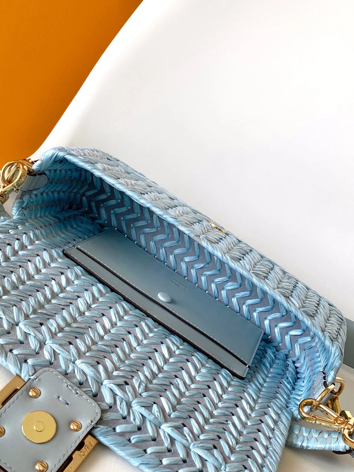 FEND ライトブルーBaguette手袋編みバッグ - 画像 (6)