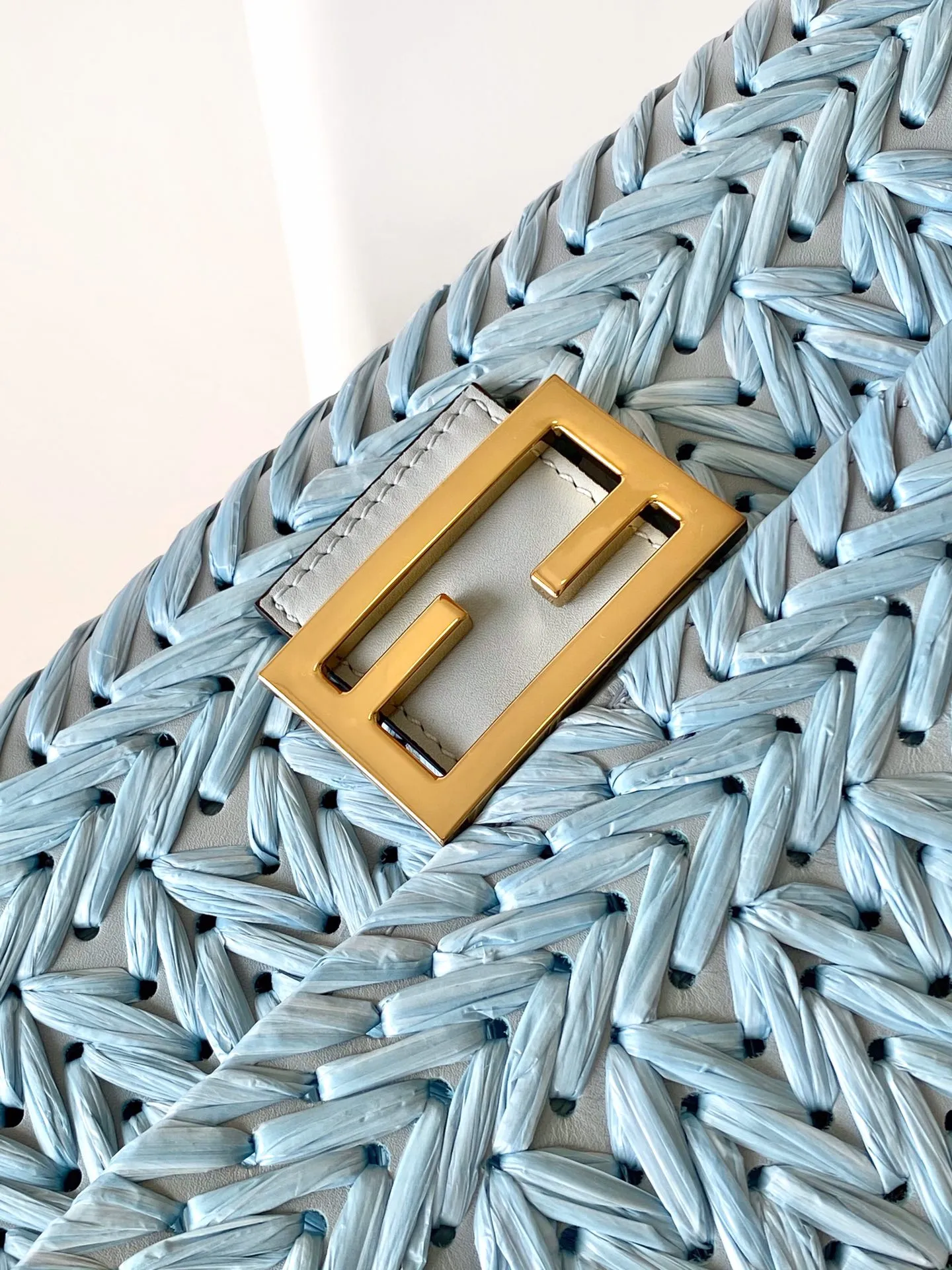 FEND ライトブルーBaguette手袋編みバッグ - 画像 (8)