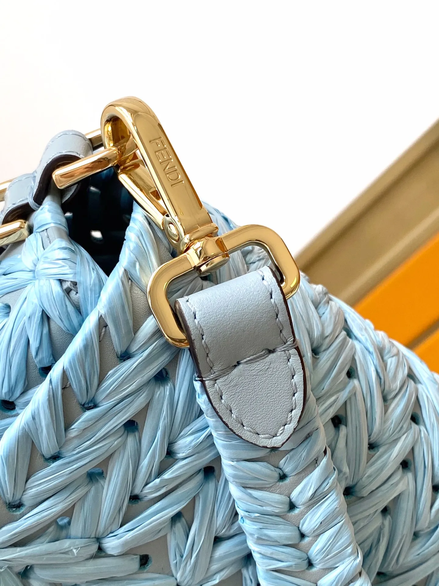FEND ライトブルーBaguette手袋編みバッグ - 画像 (9)