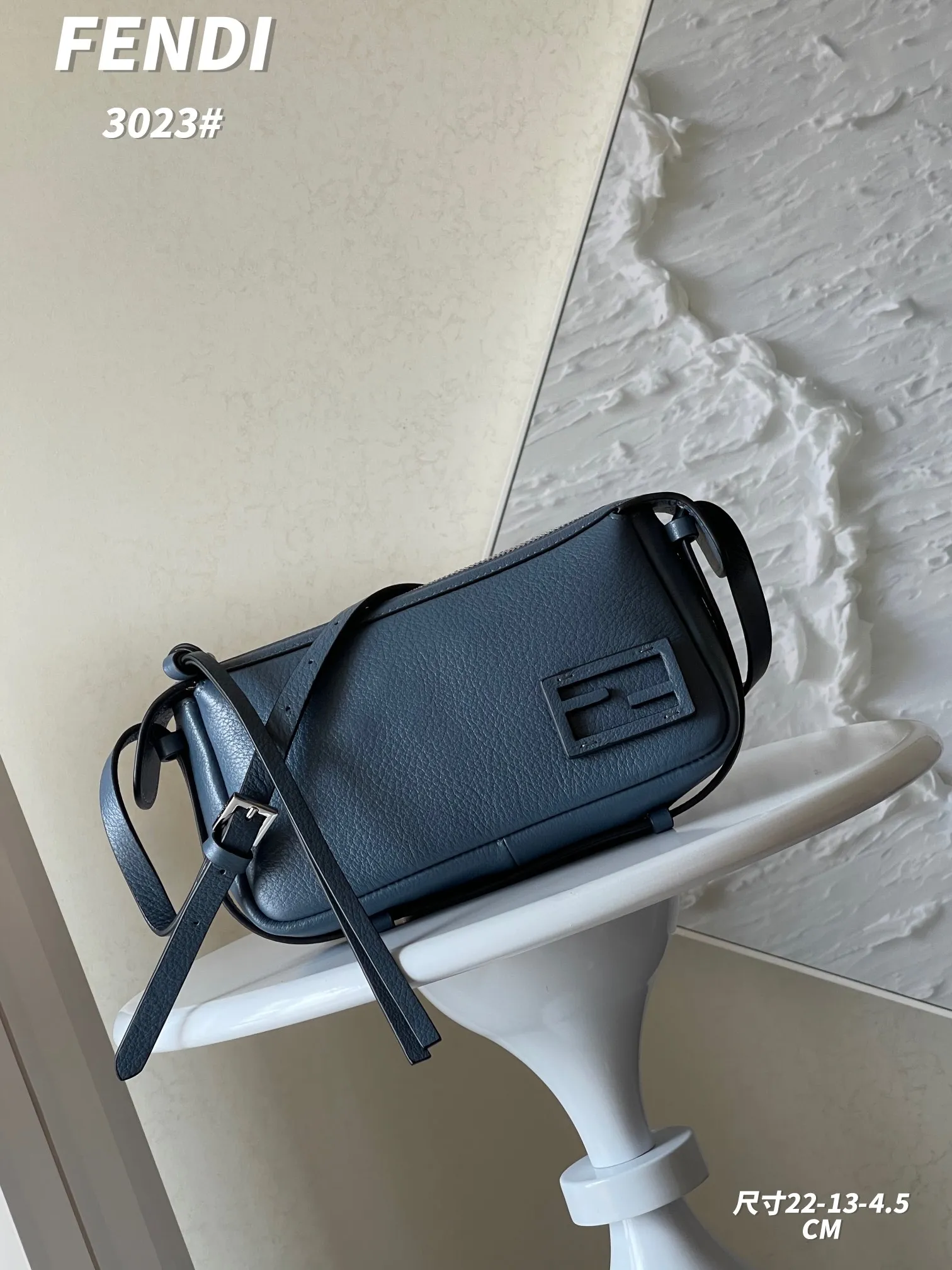 FENDI Simply FENDI ブルー ショルダーバッグ