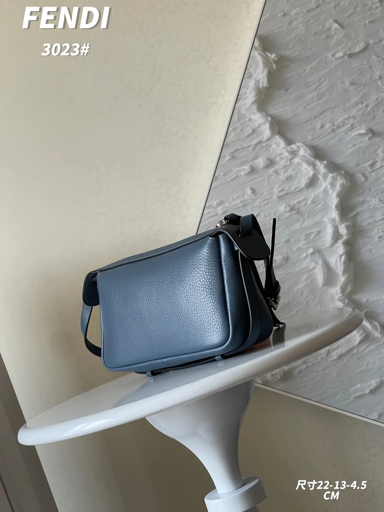 FENDI Simply FENDI ブルー ショルダーバッグ - 画像 (3)