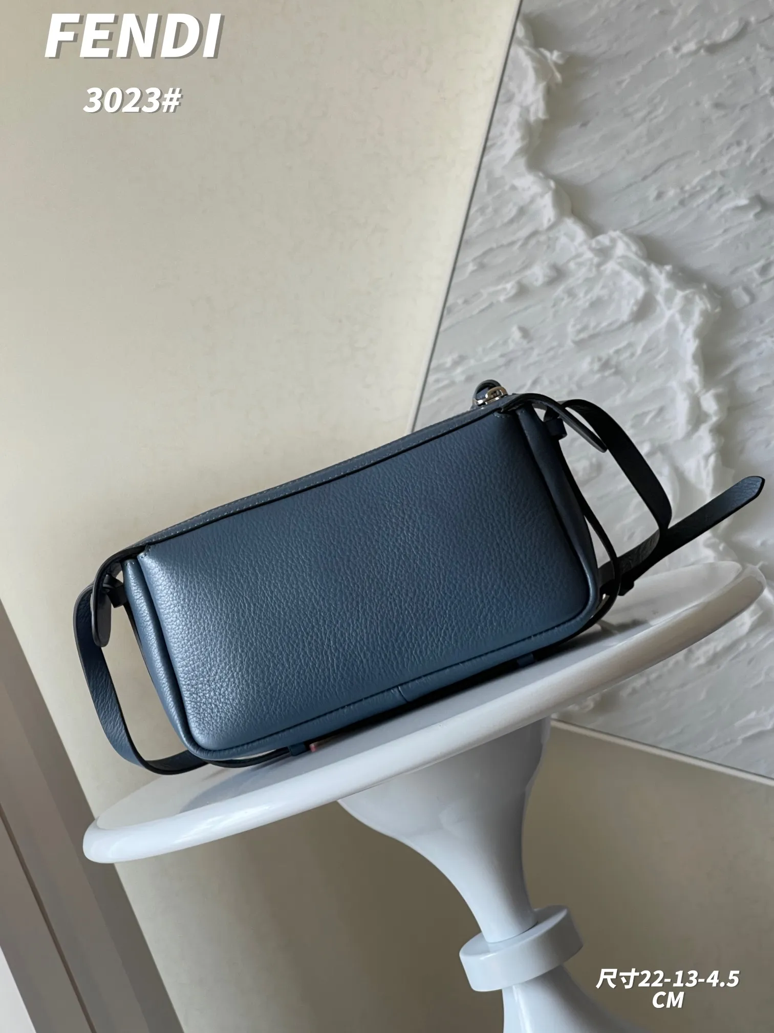 FENDI Simply FENDI ブルー ショルダーバッグ - 画像 (4)