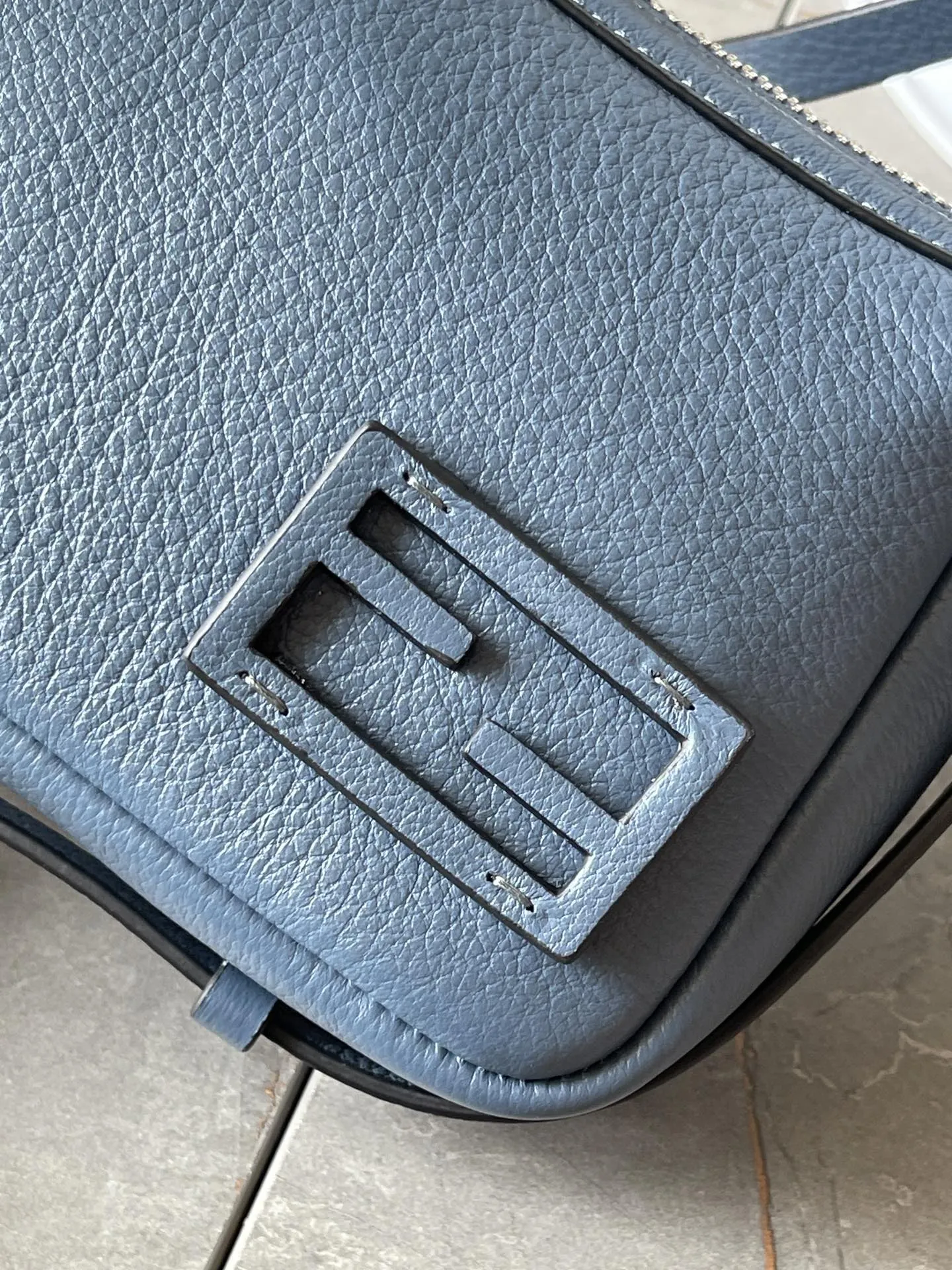 FENDI Simply FENDI ブルー ショルダーバッグ - 画像 (5)