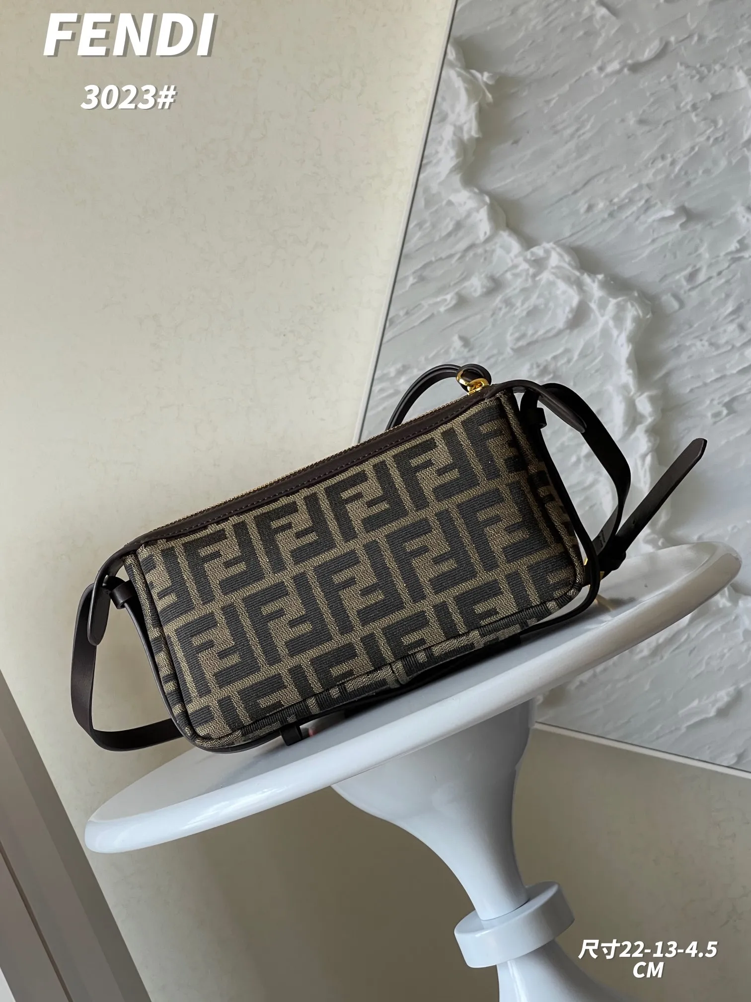 FENDI Simply FENDI ショルダーバッグ ダークブラウン - 画像 (4)