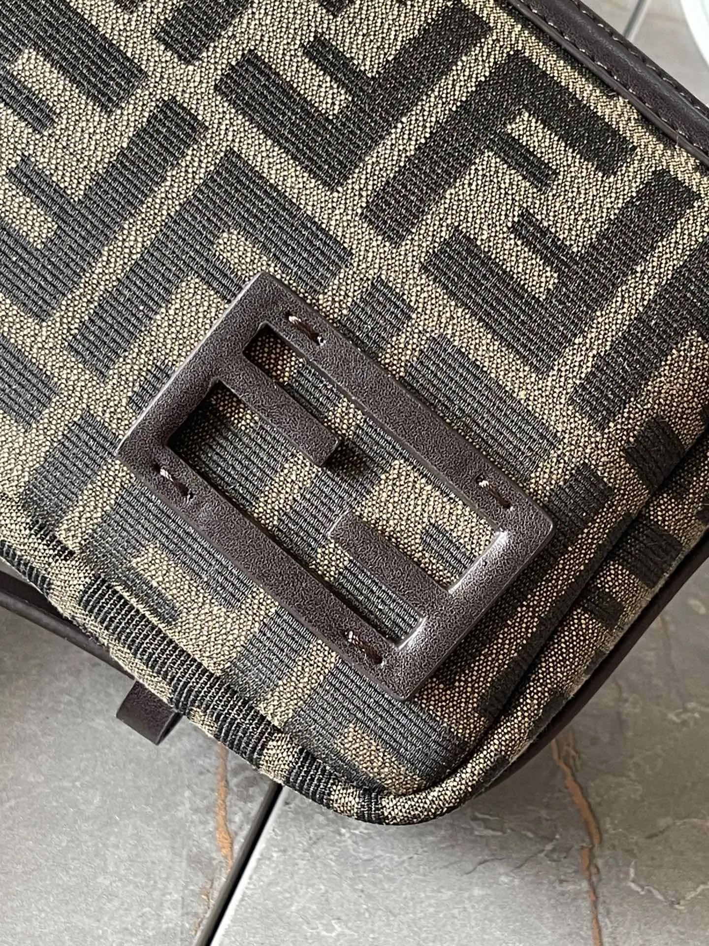 FENDI Simply FENDI ショルダーバッグ ダークブラウン - 画像 (5)