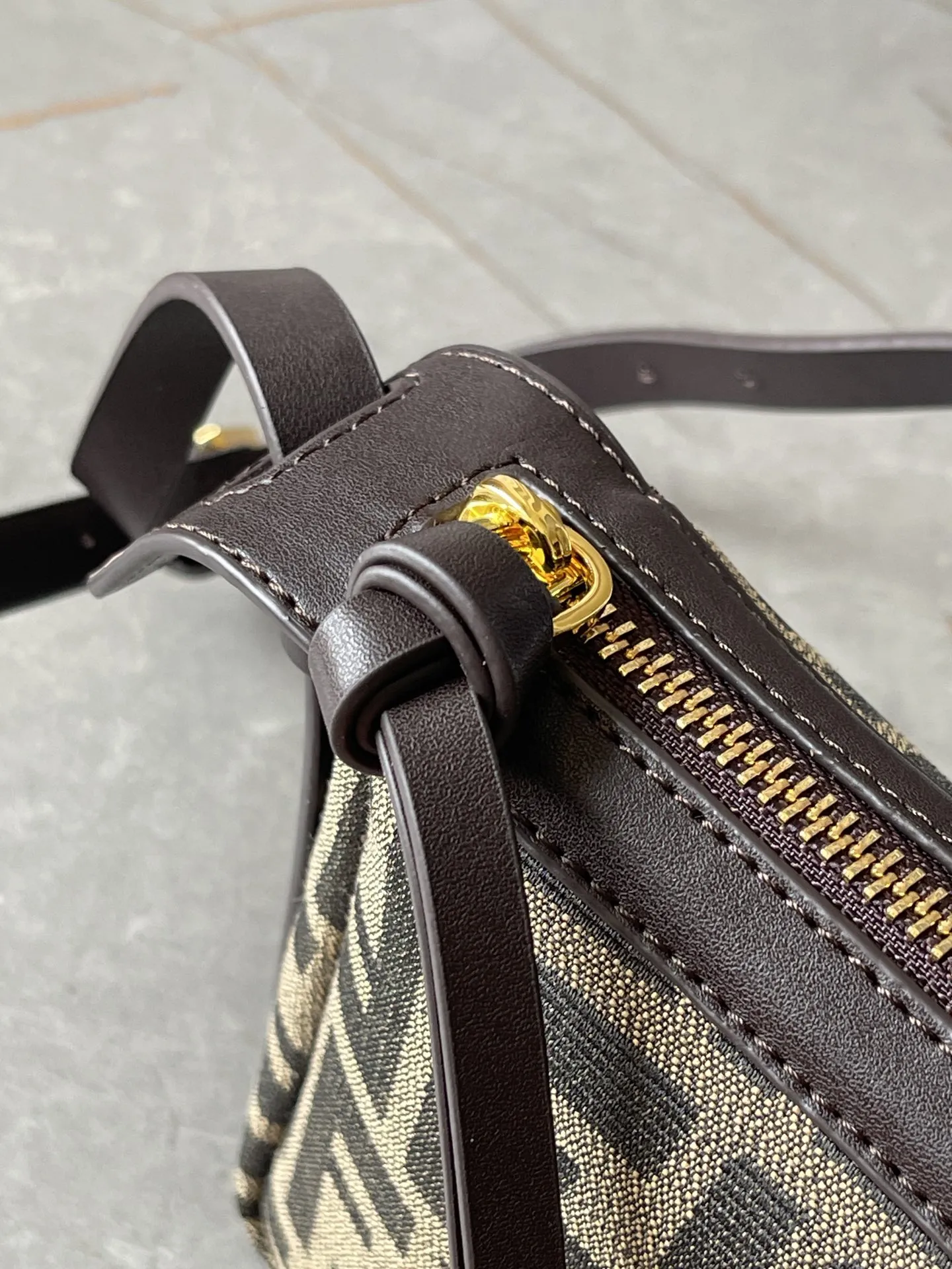 FENDI Simply FENDI ショルダーバッグ ダークブラウン - 画像 (6)