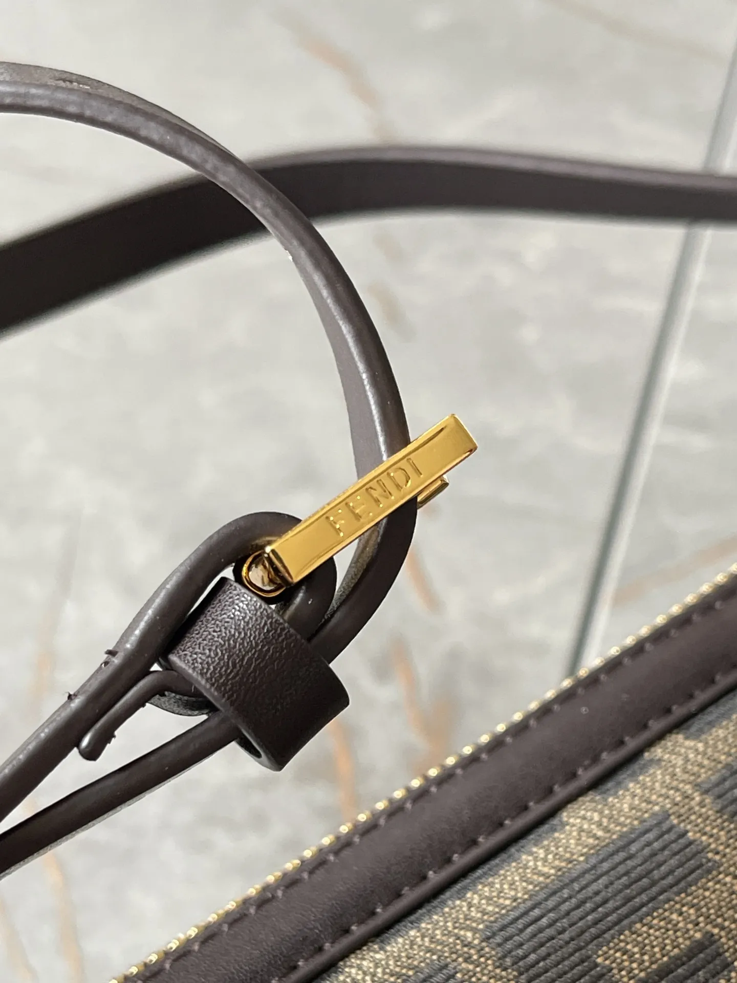 FENDI Simply FENDI ショルダーバッグ ダークブラウン - 画像 (7)