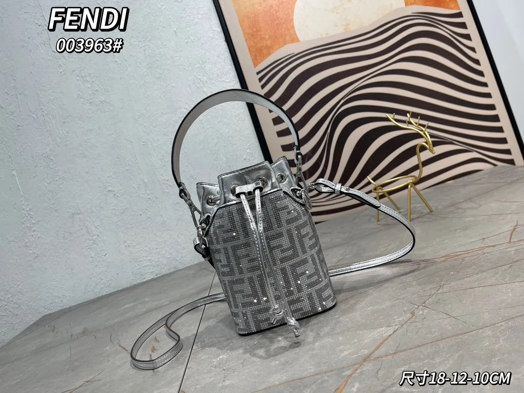 FENDI シルバー クリスマス限定FF柄バケットバッグ