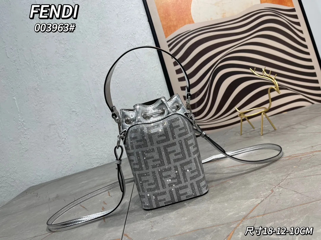 FENDI シルバー クリスマス限定FF柄バケットバッグ - 画像 (4)