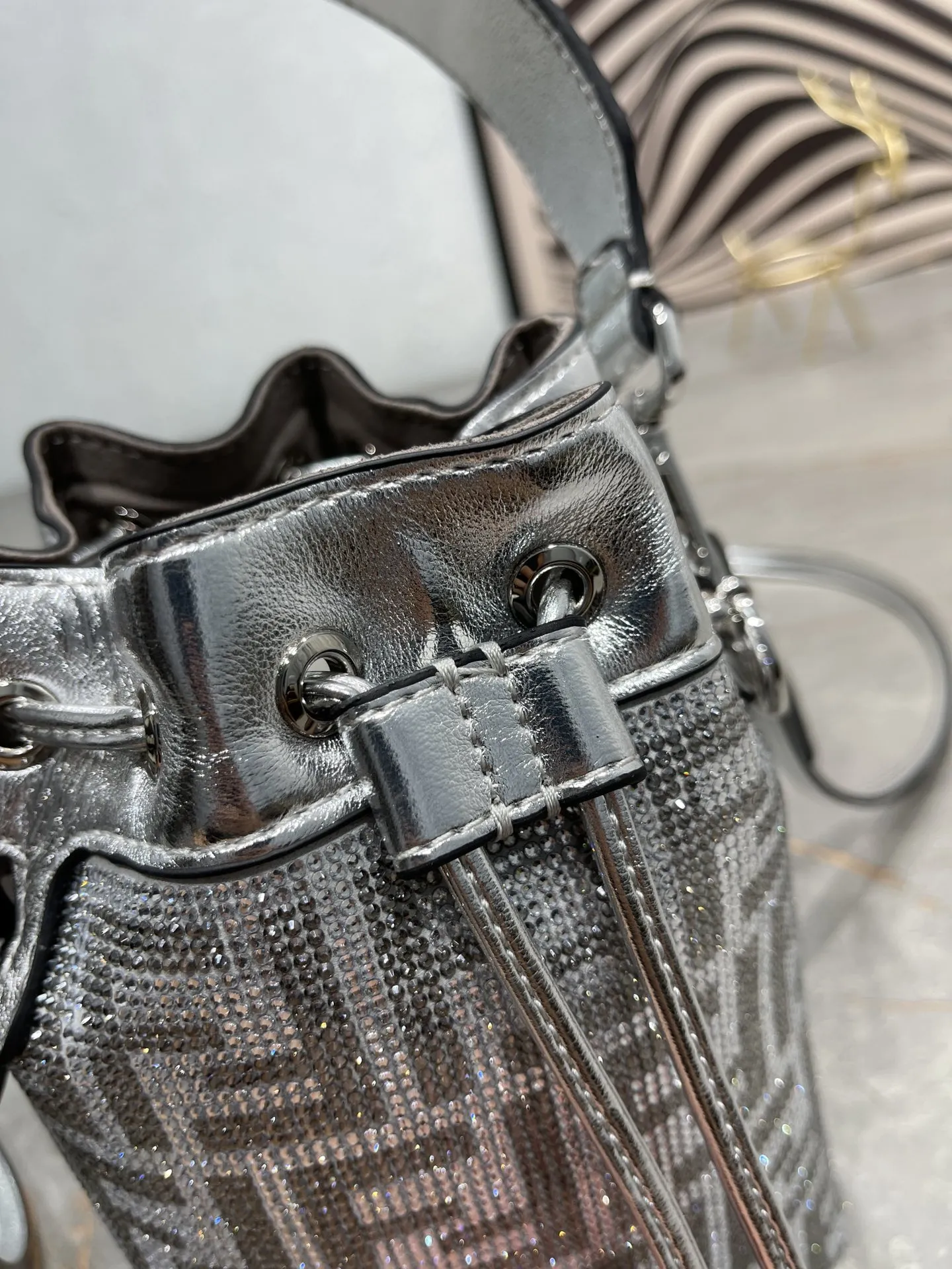 FENDI シルバー クリスマス限定FF柄バケットバッグ - 画像 (5)