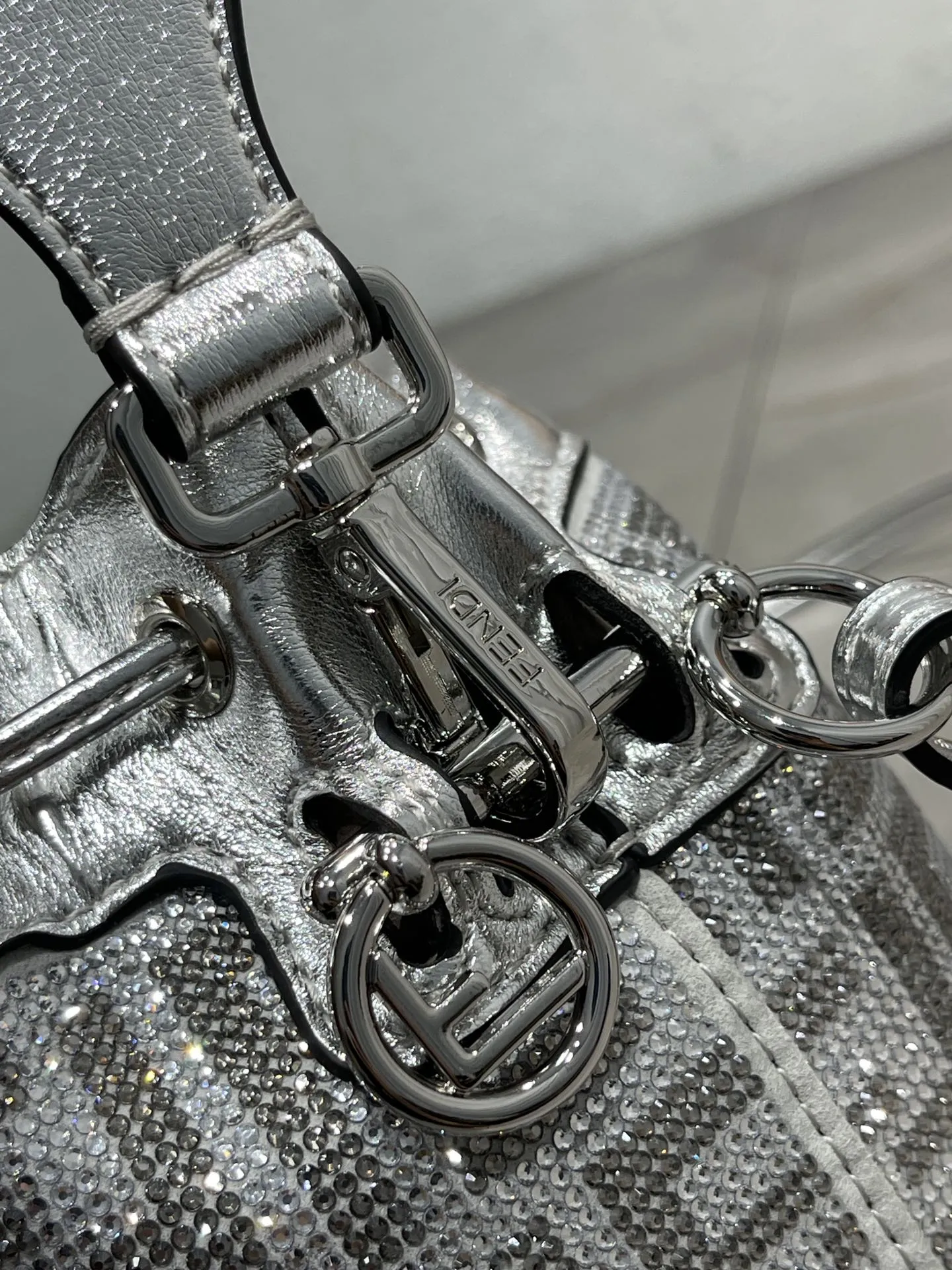 FENDI シルバー クリスマス限定FF柄バケットバッグ - 画像 (6)