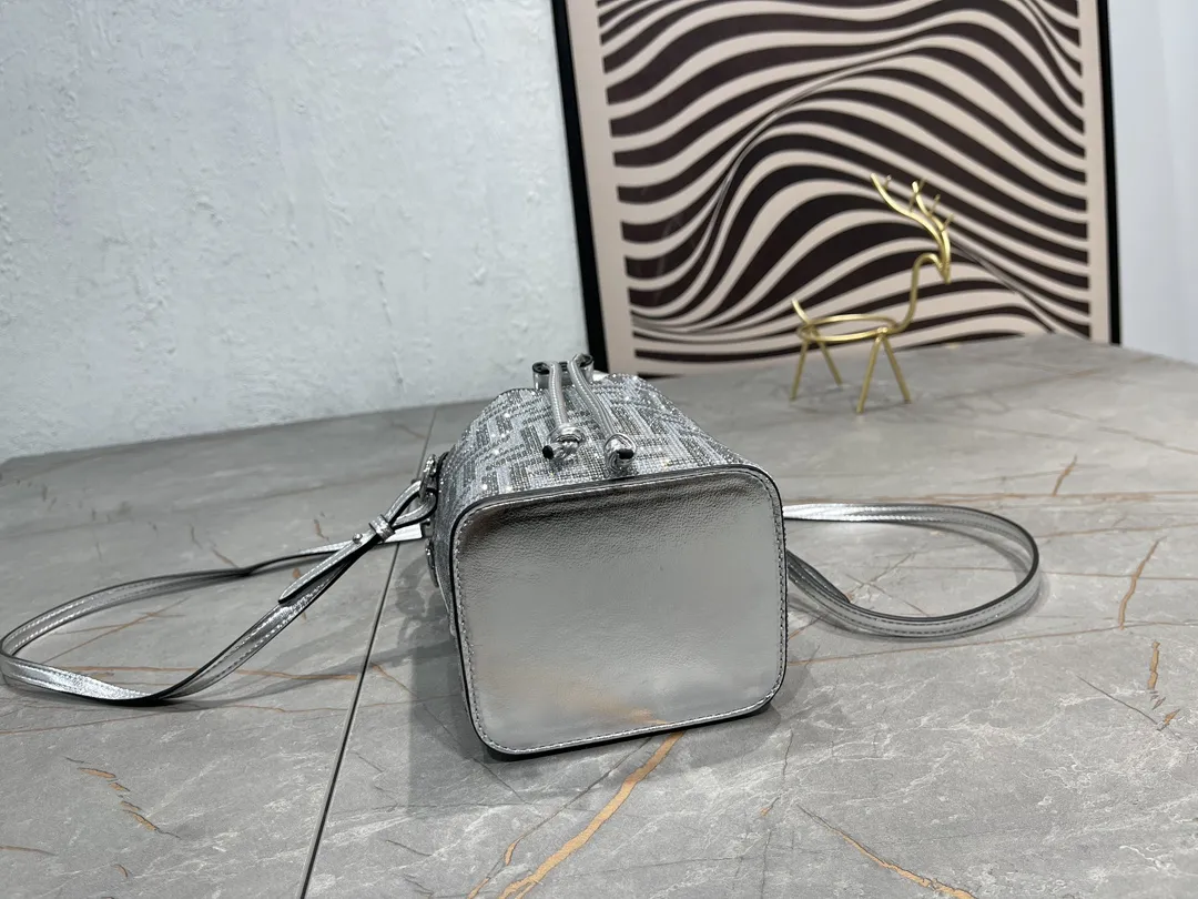 FENDI シルバー クリスマス限定FF柄バケットバッグ - 画像 (8)