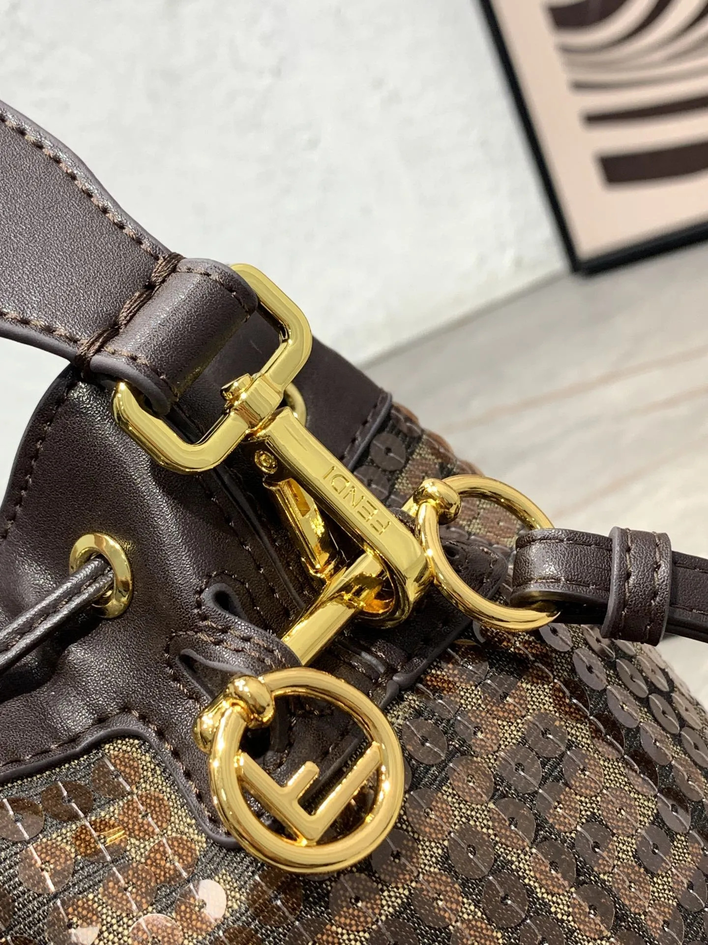 FENDI Mon Tresor バケツ袋手袋 茶色 抽縄デザイン - 画像 (6)