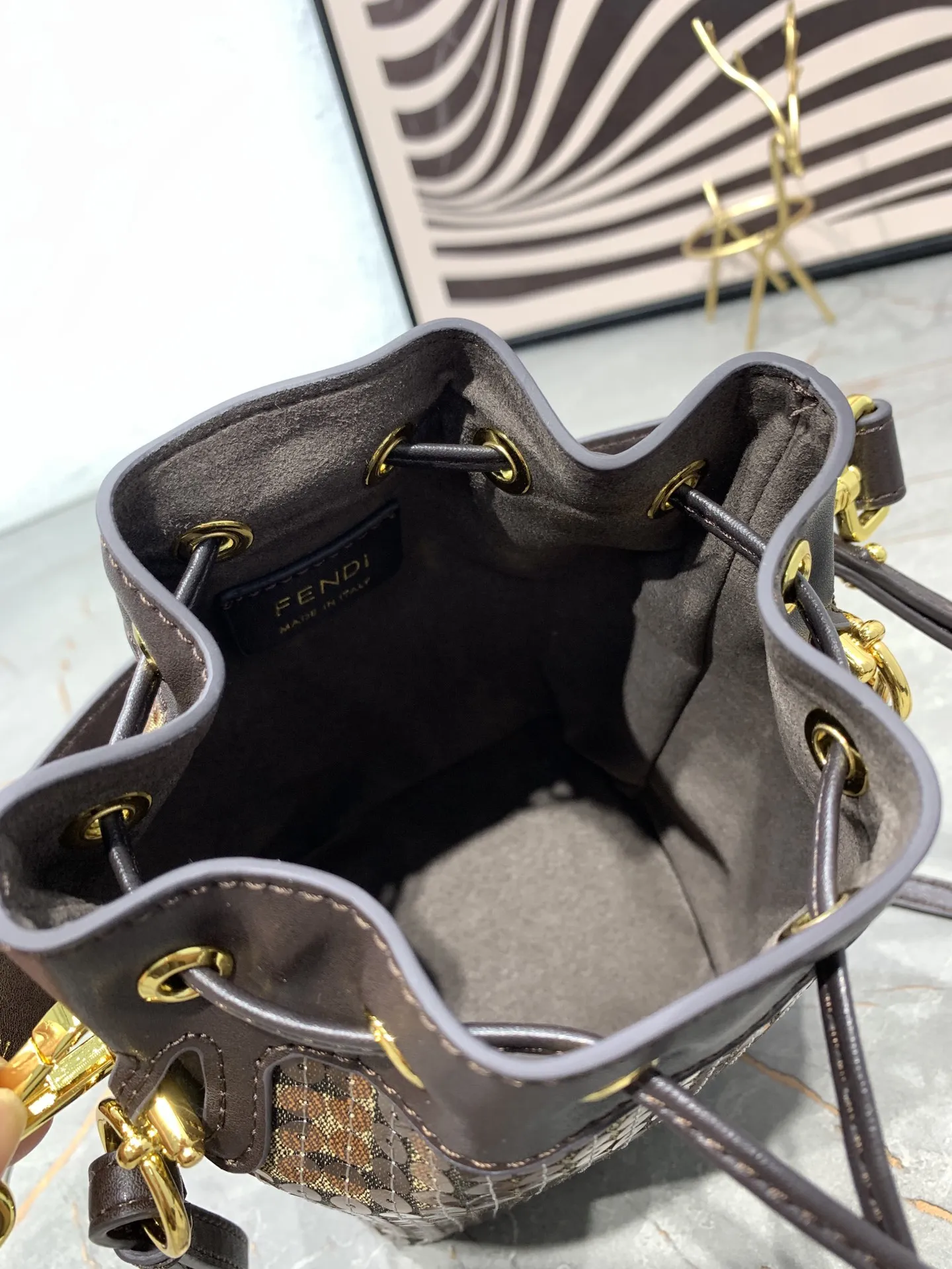 FENDI Mon Tresor バケツ袋手袋 茶色 抽縄デザイン - 画像 (9)