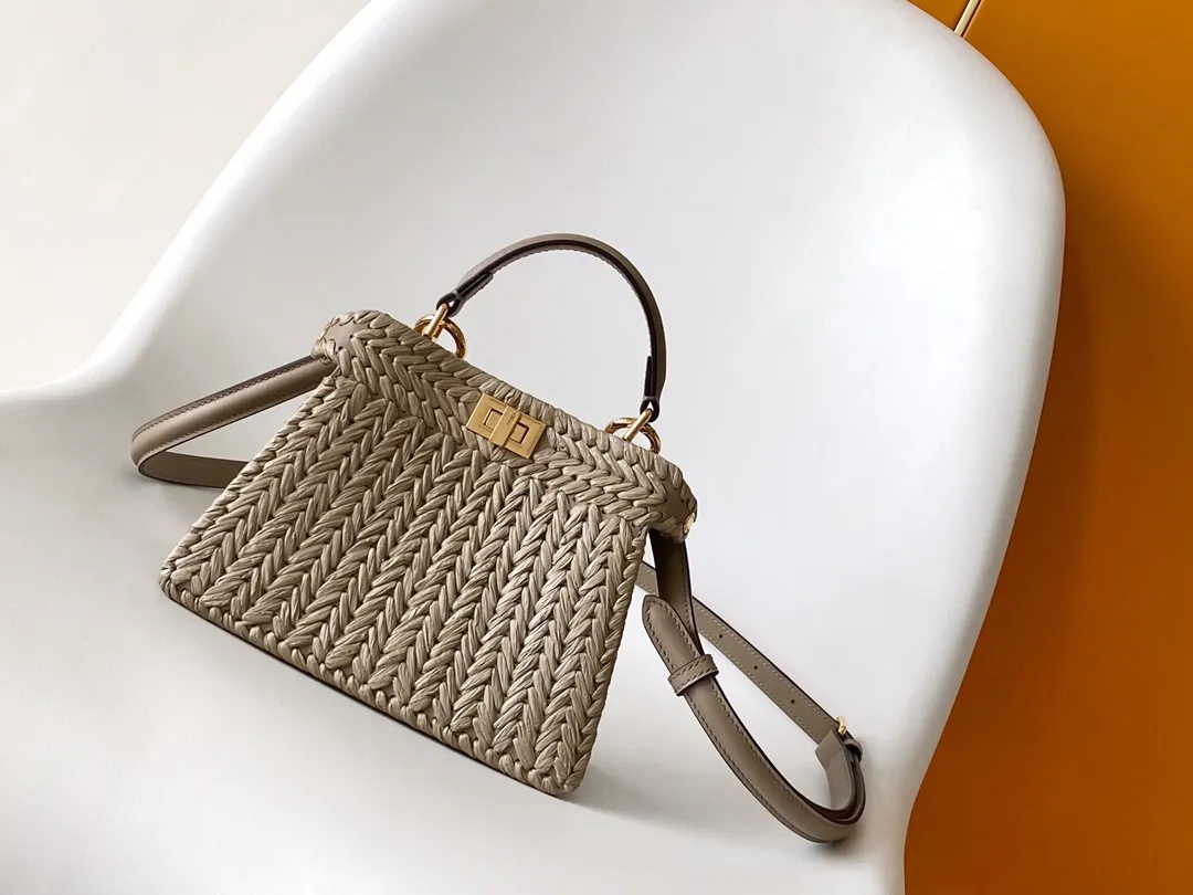 Fendi Iconic Peekaboo ISeeU Mini ベージュ編み込みデザイン