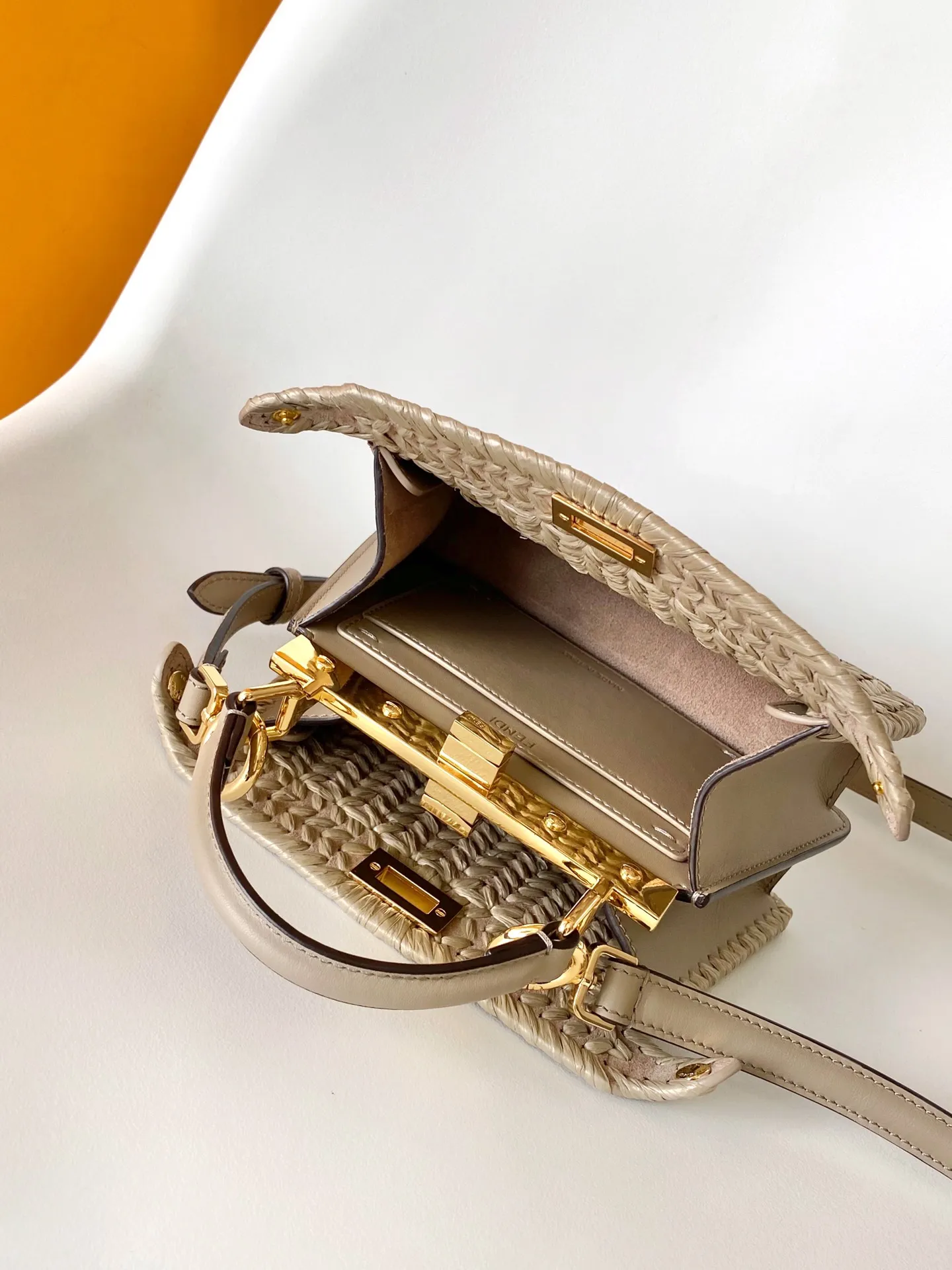Fendi Iconic Peekaboo ISeeU Mini ベージュ編み込みデザイン - 画像 (6)