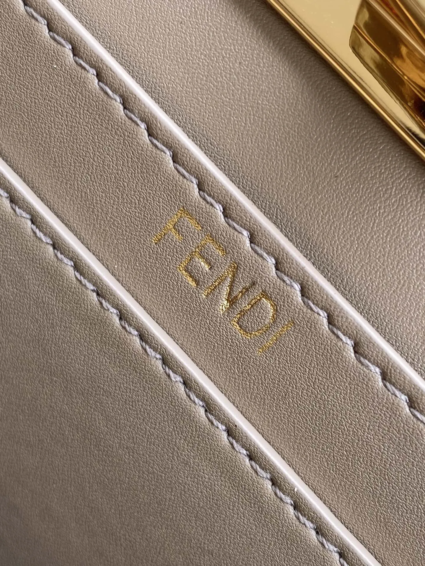 Fendi Iconic Peekaboo ISeeU Mini ベージュ編み込みデザイン - 画像 (7)