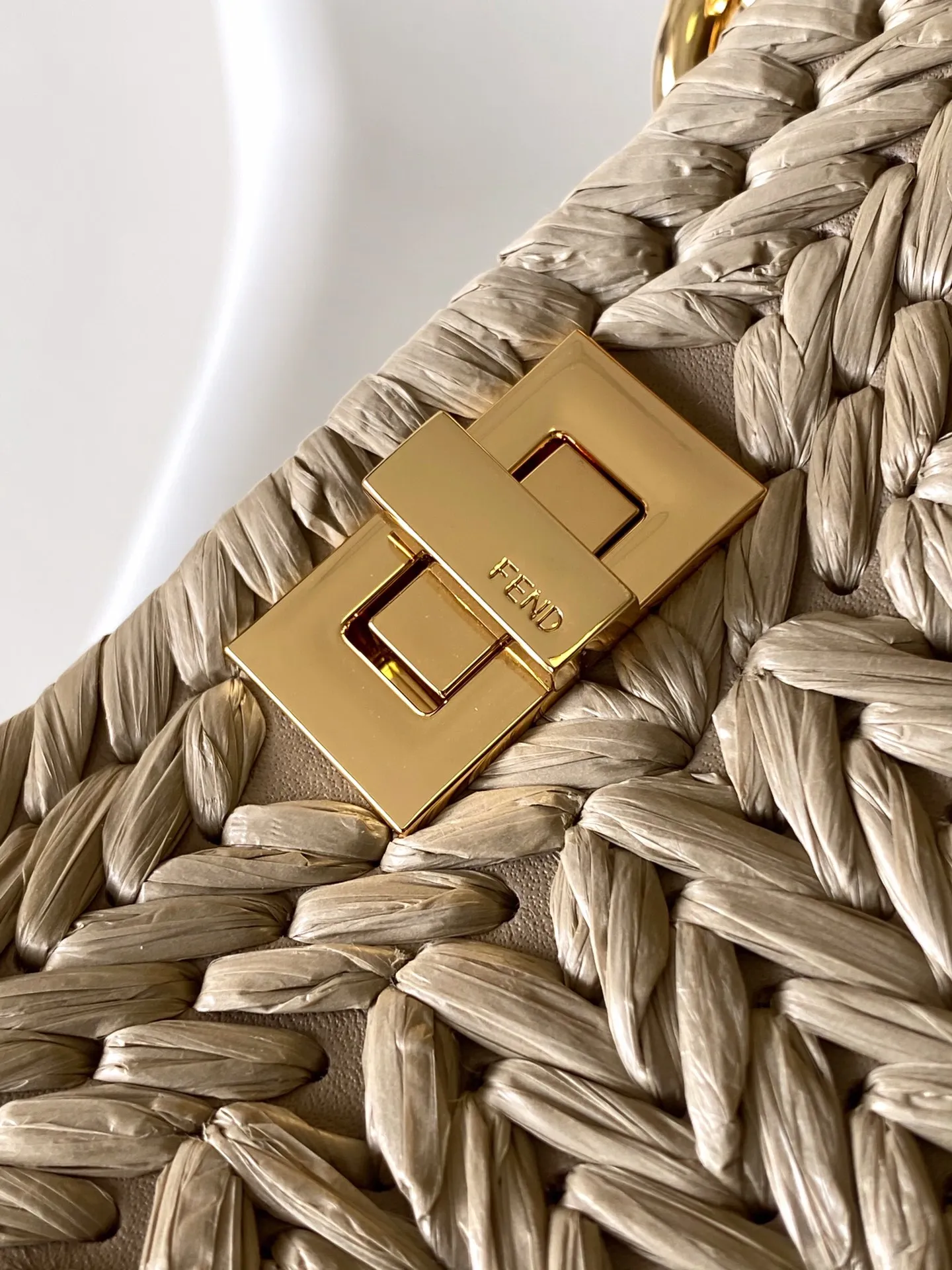 Fendi Iconic Peekaboo ISeeU Mini ベージュ編み込みデザイン - 画像 (8)