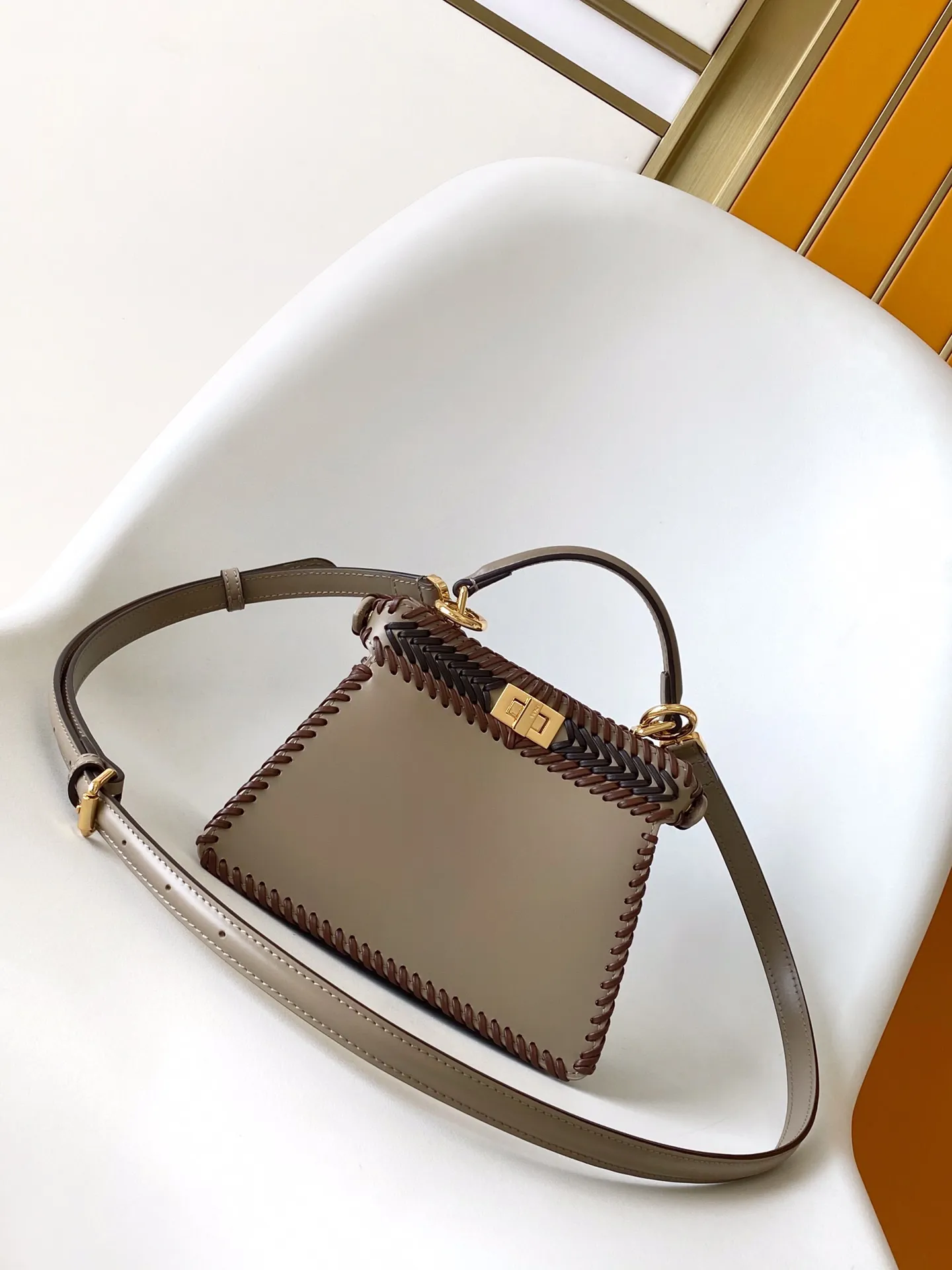 Fendi Iconic Peekaboo ISeeU Mini ブラウンとブルーストライプ - 画像 (3)