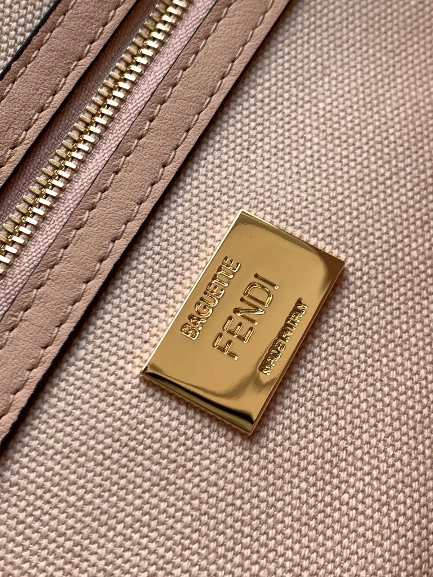 Fendiクラシックミディアムバッグピンクカラー - 画像 (9)