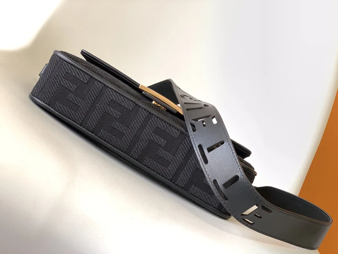 Fendiクラシックミディアムバッグ ブラック FF刺繍 - 画像 (5)