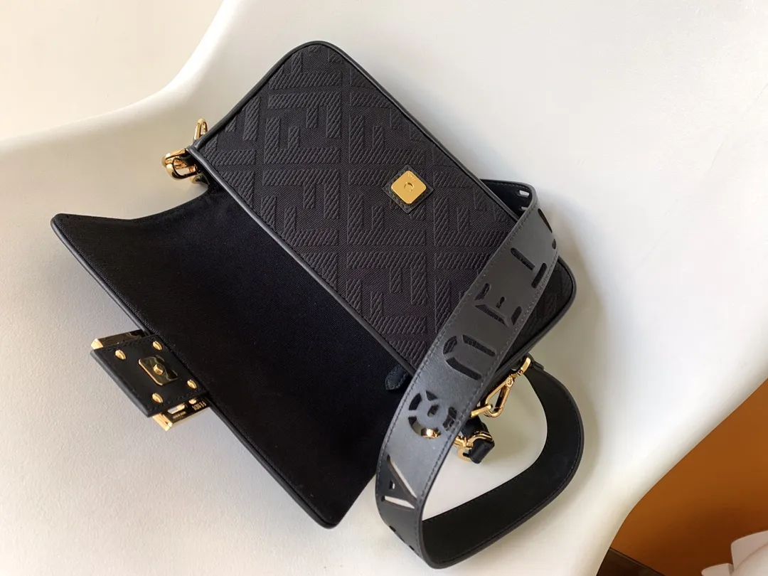 Fendiクラシックミディアムバッグ ブラック FF刺繍 - 画像 (8)