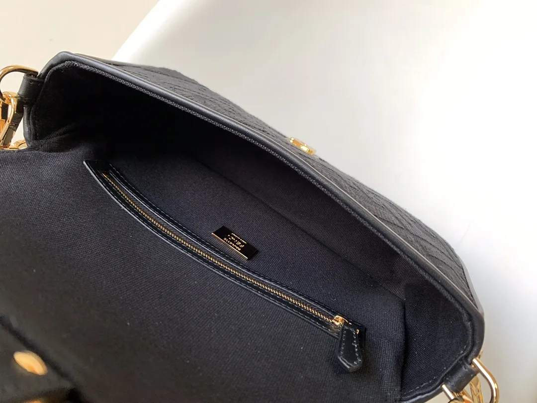 Fendiクラシックミディアムバッグ ブラック FF刺繍 - 画像 (9)