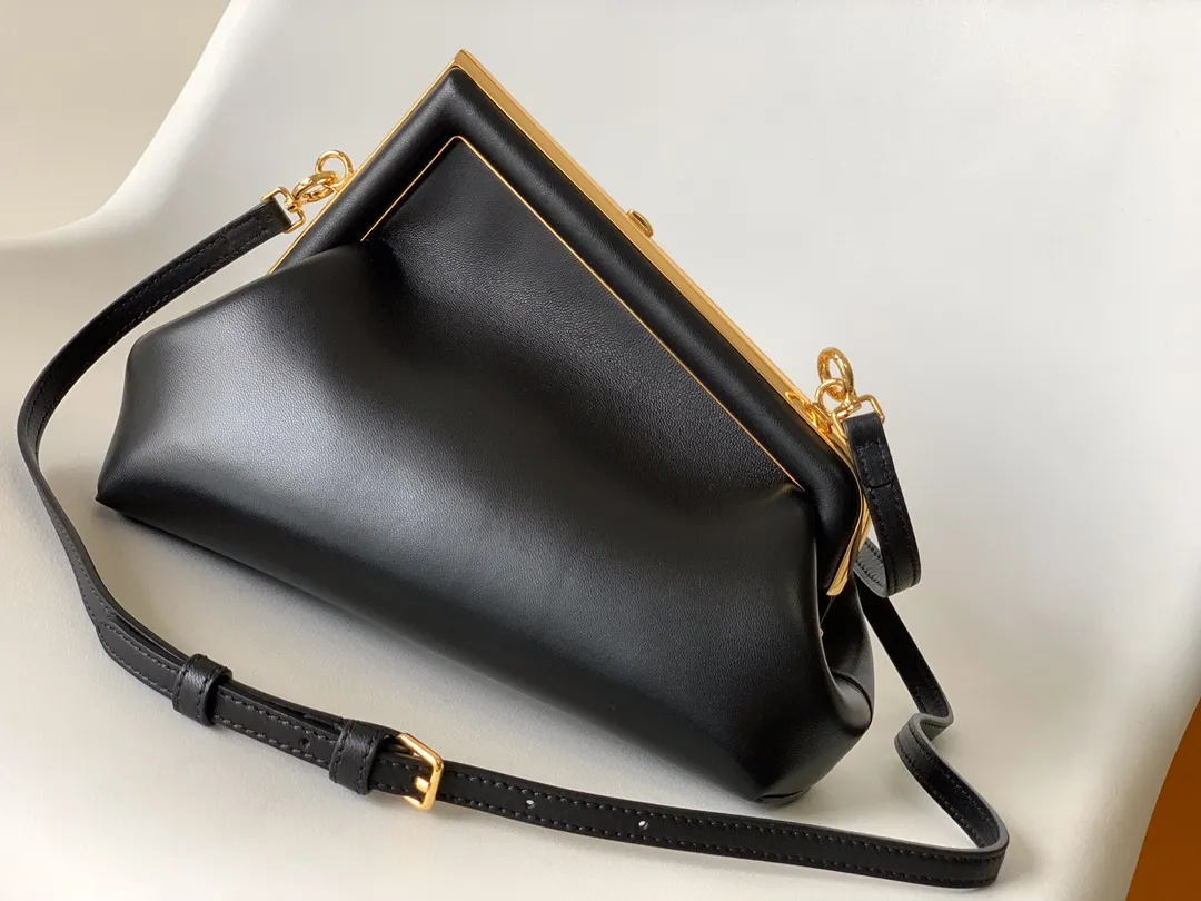 Fendi First小号手袋ブラックレザー斜めがけバッグ - 画像 (4)