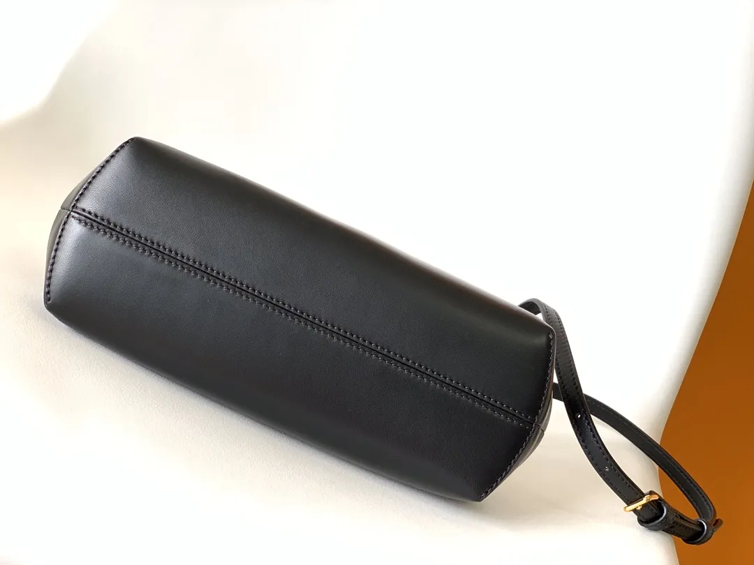 Fendi First小号手袋ブラックレザー斜めがけバッグ - 画像 (5)