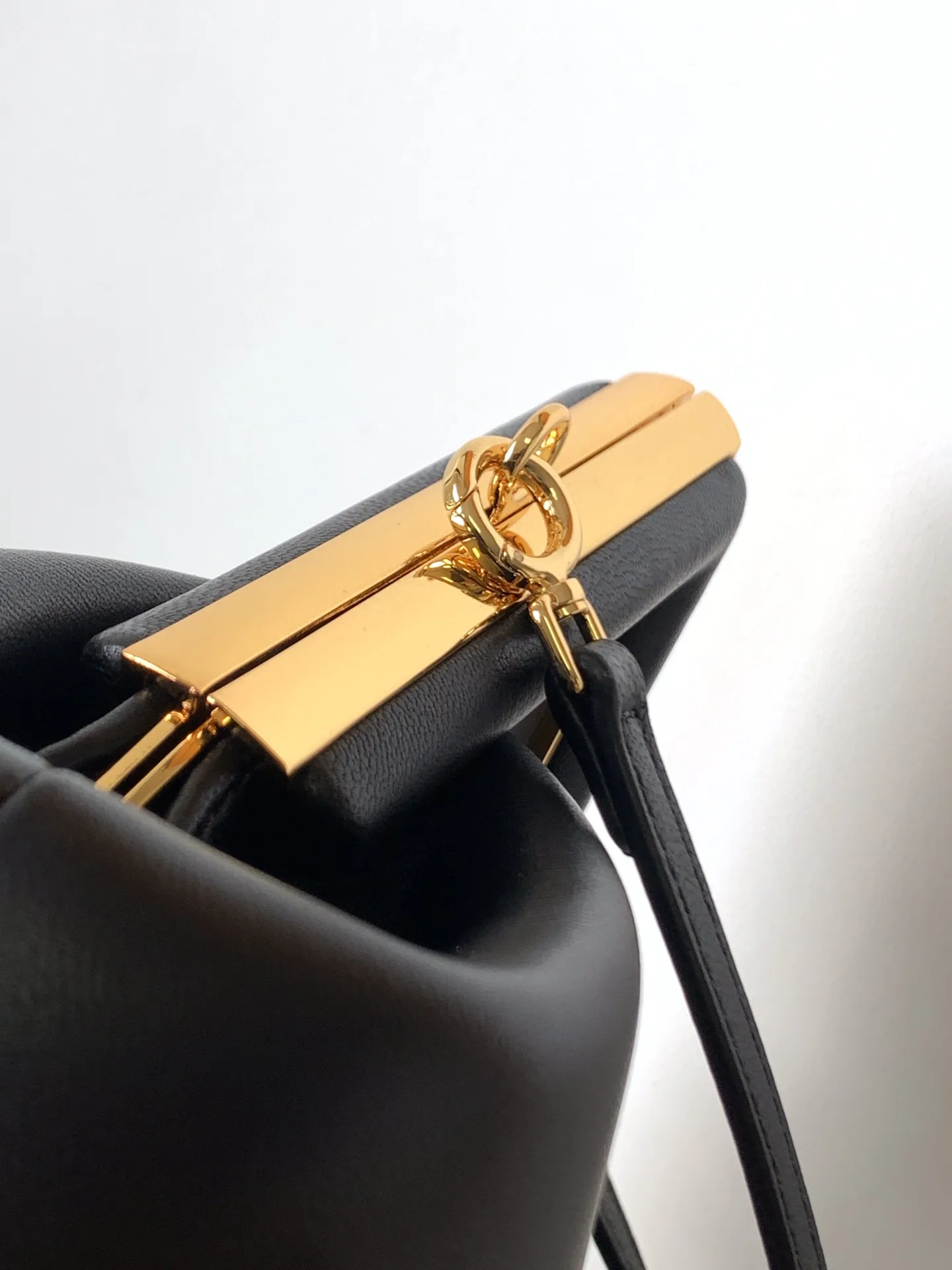 Fendi First小号手袋ブラックレザー斜めがけバッグ - 画像 (6)