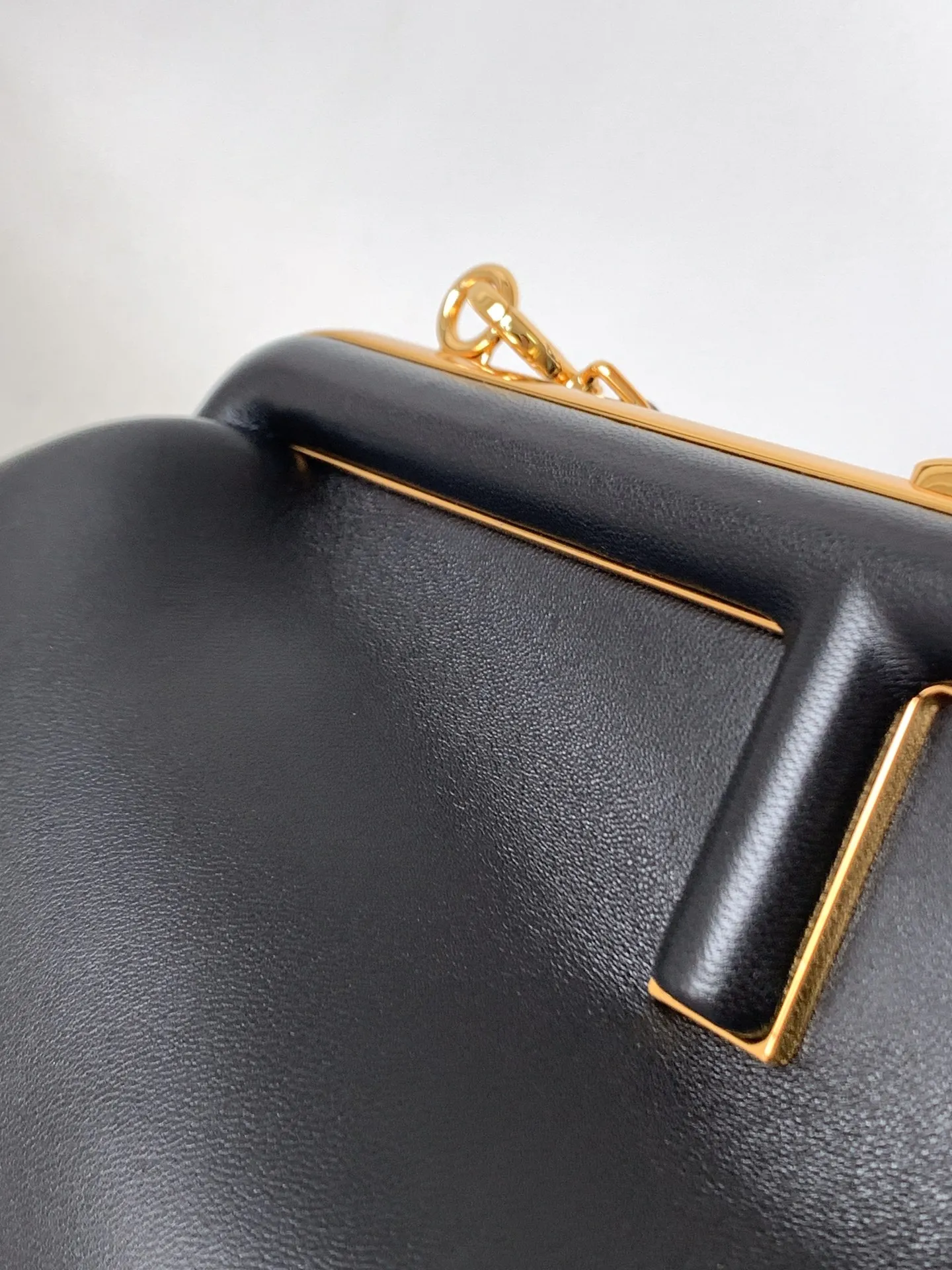 Fendi First小号手袋ブラックレザー斜めがけバッグ - 画像 (7)