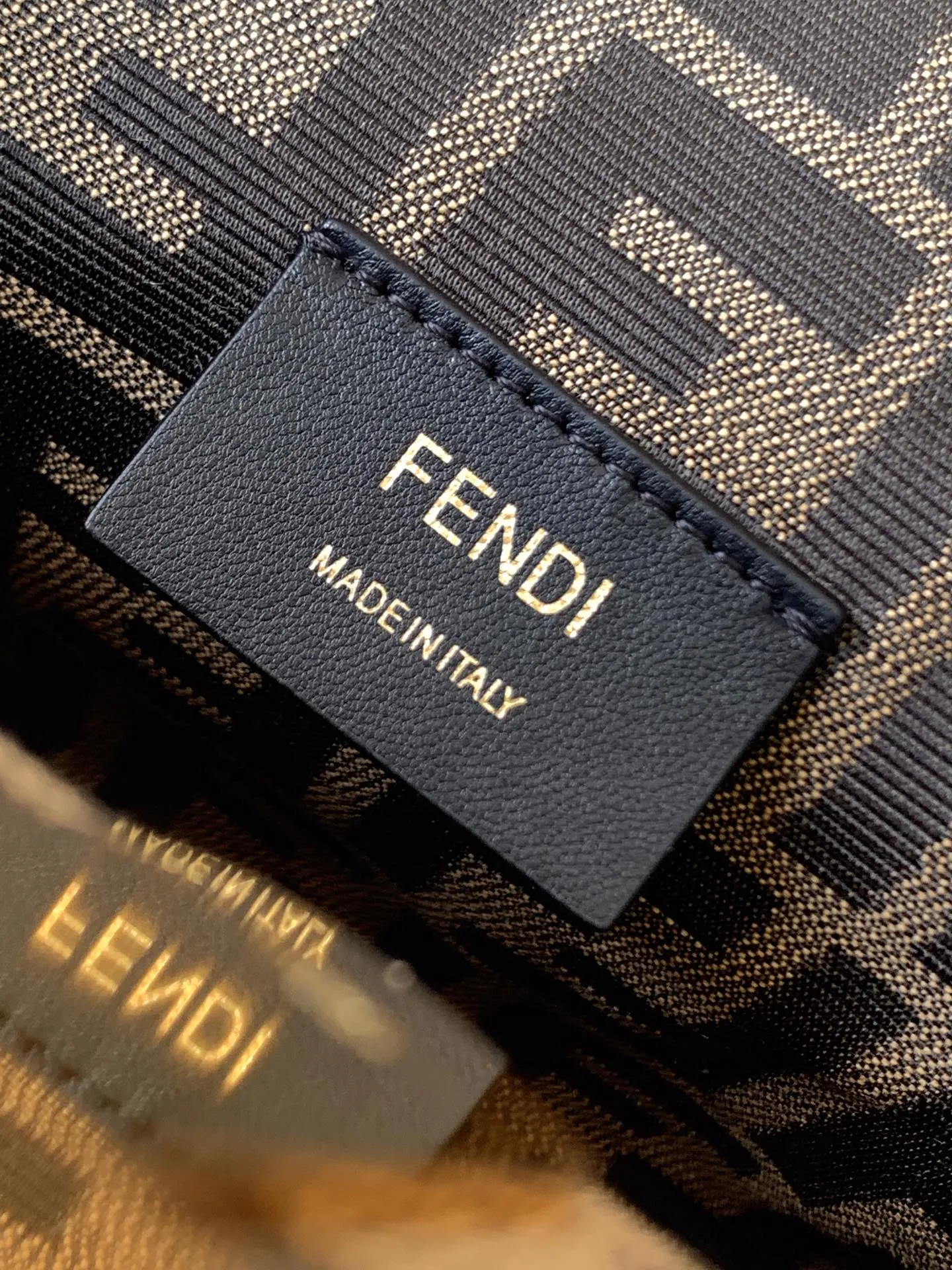 Fendi First小号手袋ブラックレザー斜めがけバッグ - 画像 (10)