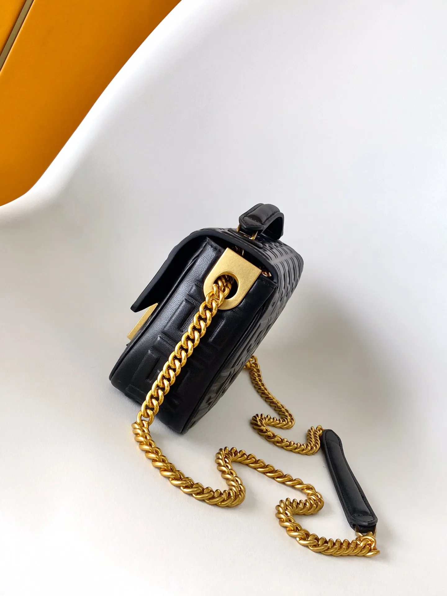 Fendiクラシックミディアムバッグ ブラック フルレザー - 画像 (4)