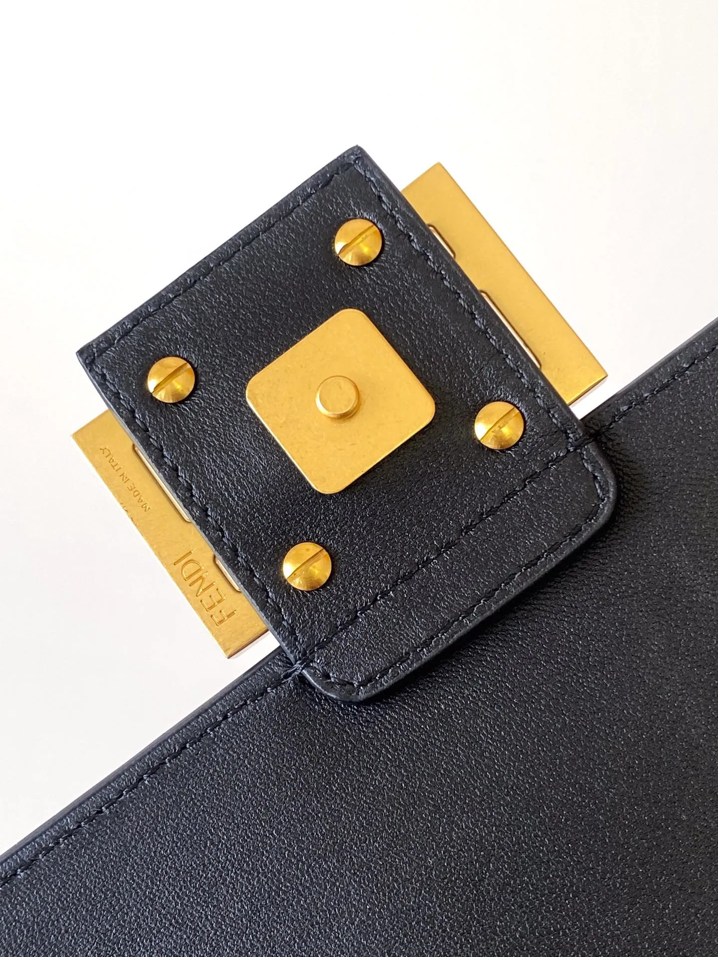 Fendiクラシックミディアムバッグ ブラック フルレザー - 画像 (9)