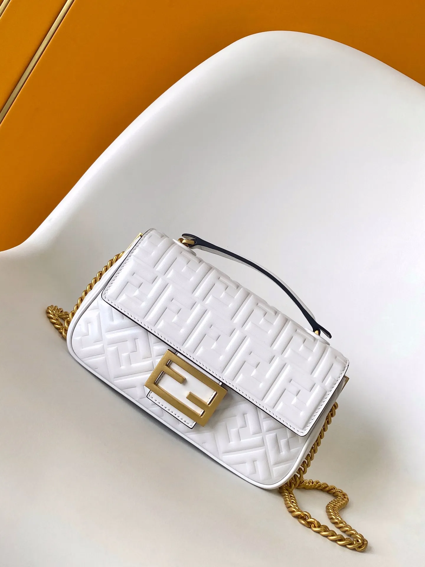 Fendi クラシックミディアムバッグ ホワイト フルレザー