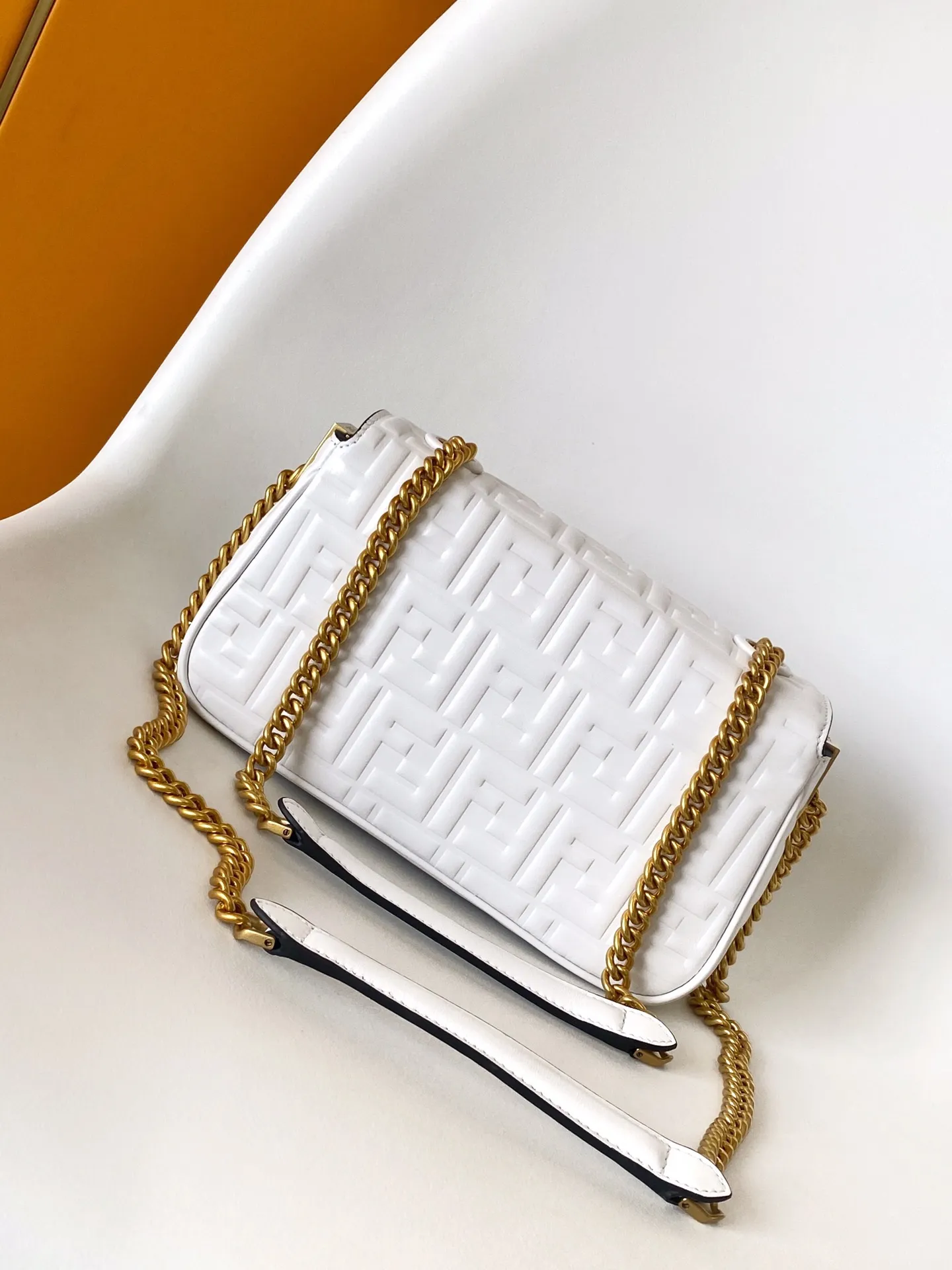 Fendi クラシックミディアムバッグ ホワイト フルレザー - 画像 (3)