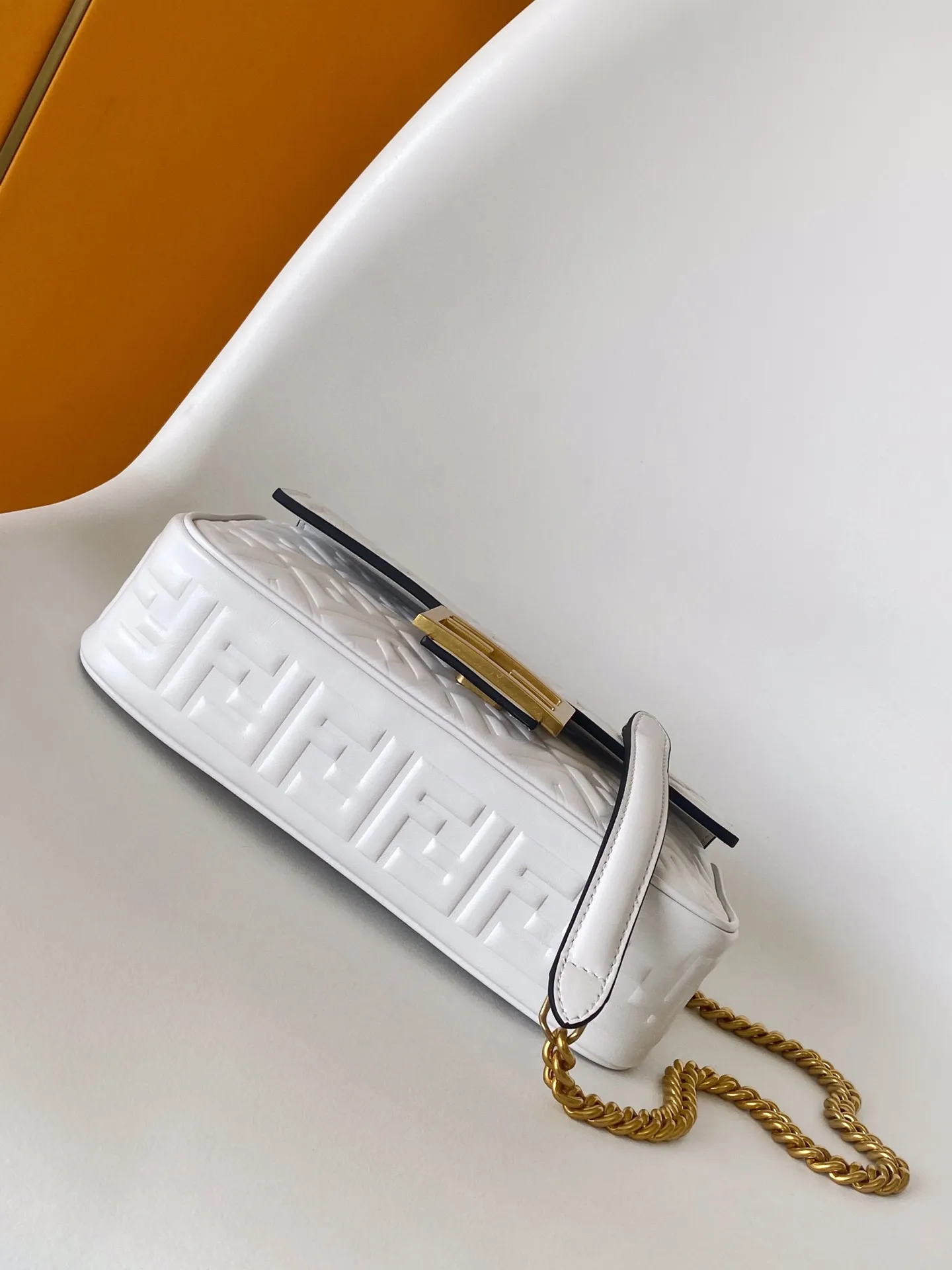 Fendi クラシックミディアムバッグ ホワイト フルレザー - 画像 (5)