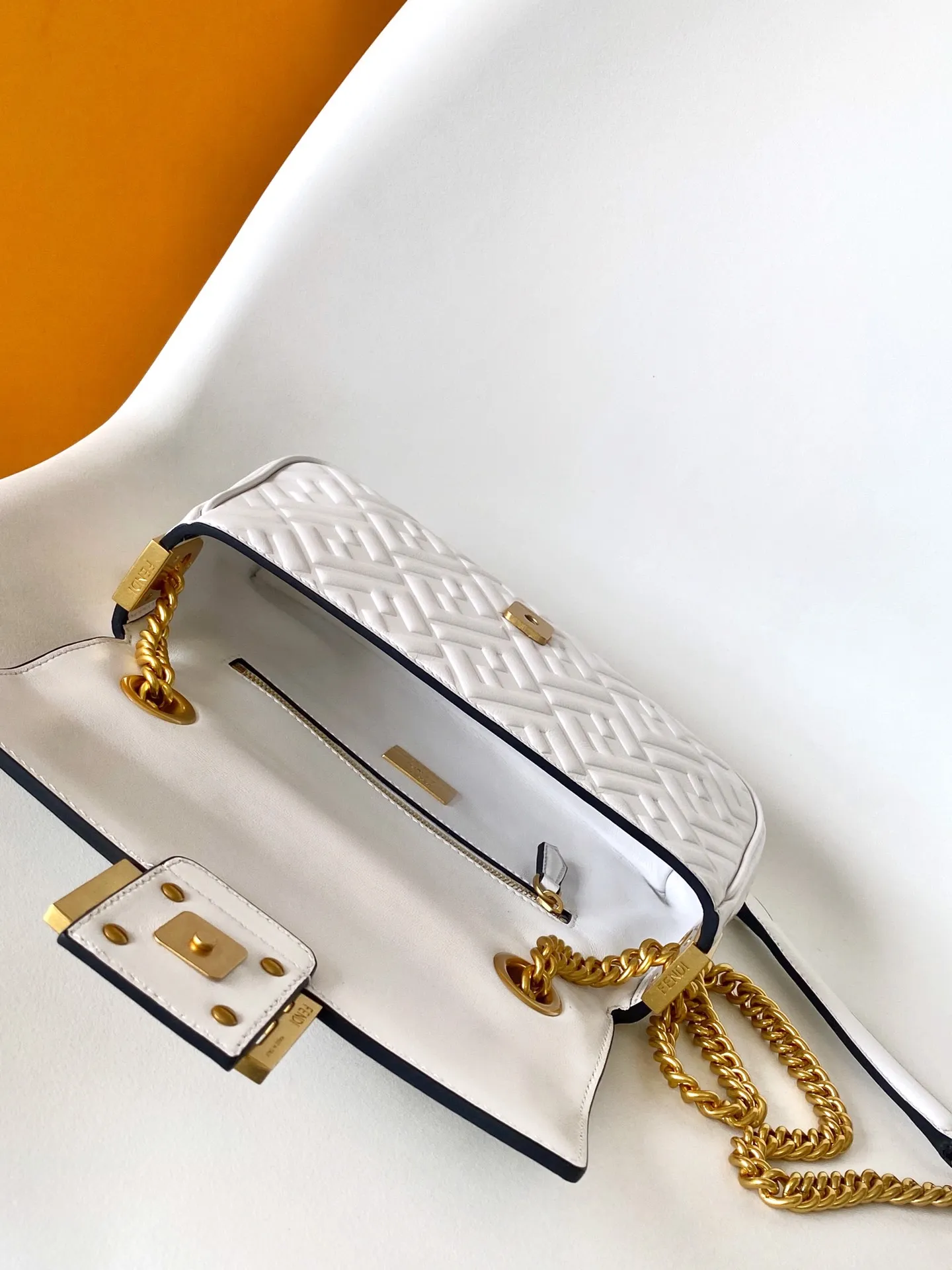 Fendi クラシックミディアムバッグ ホワイト フルレザー - 画像 (6)