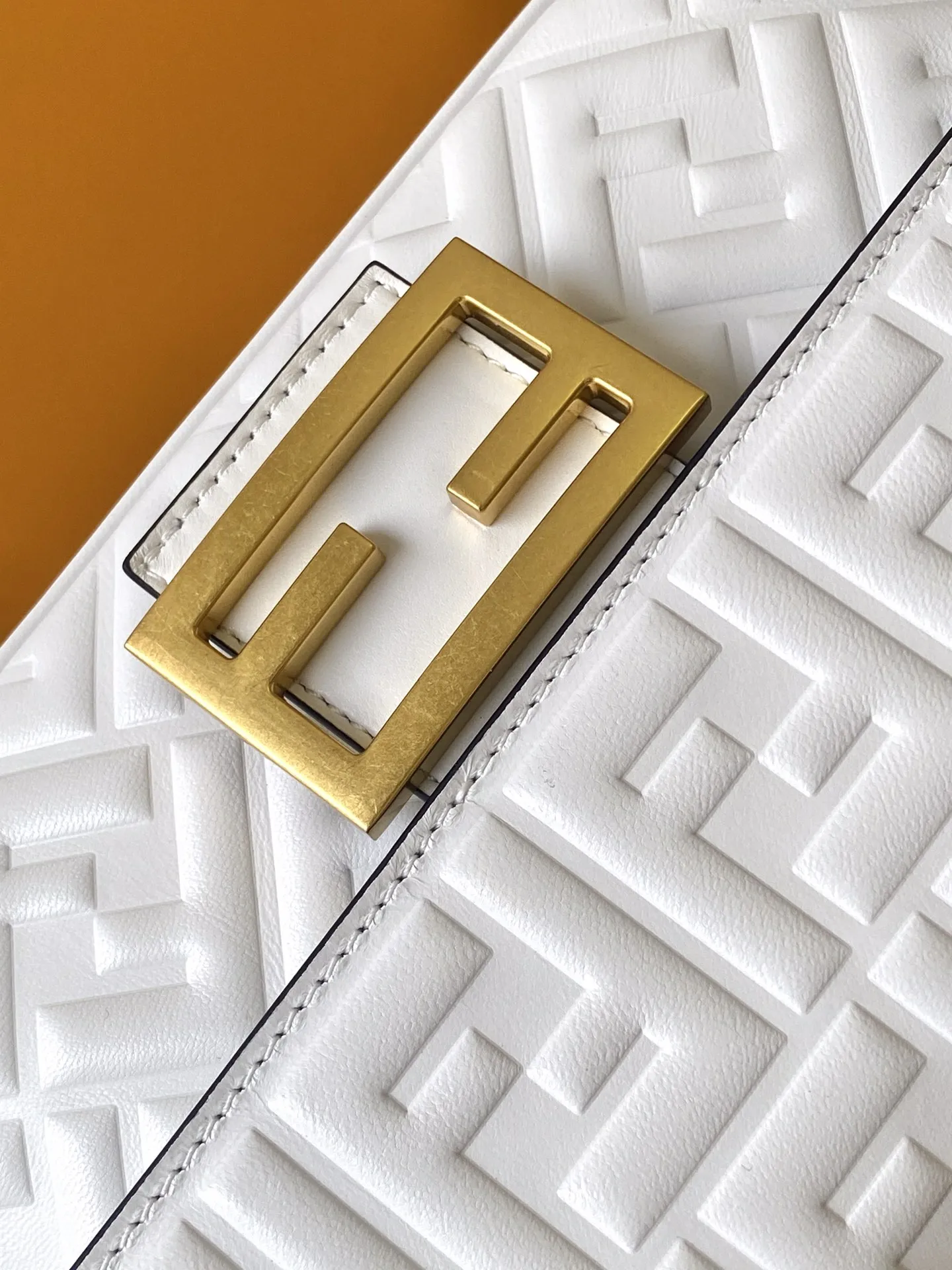 Fendi クラシックミディアムバッグ ホワイト フルレザー - 画像 (10)