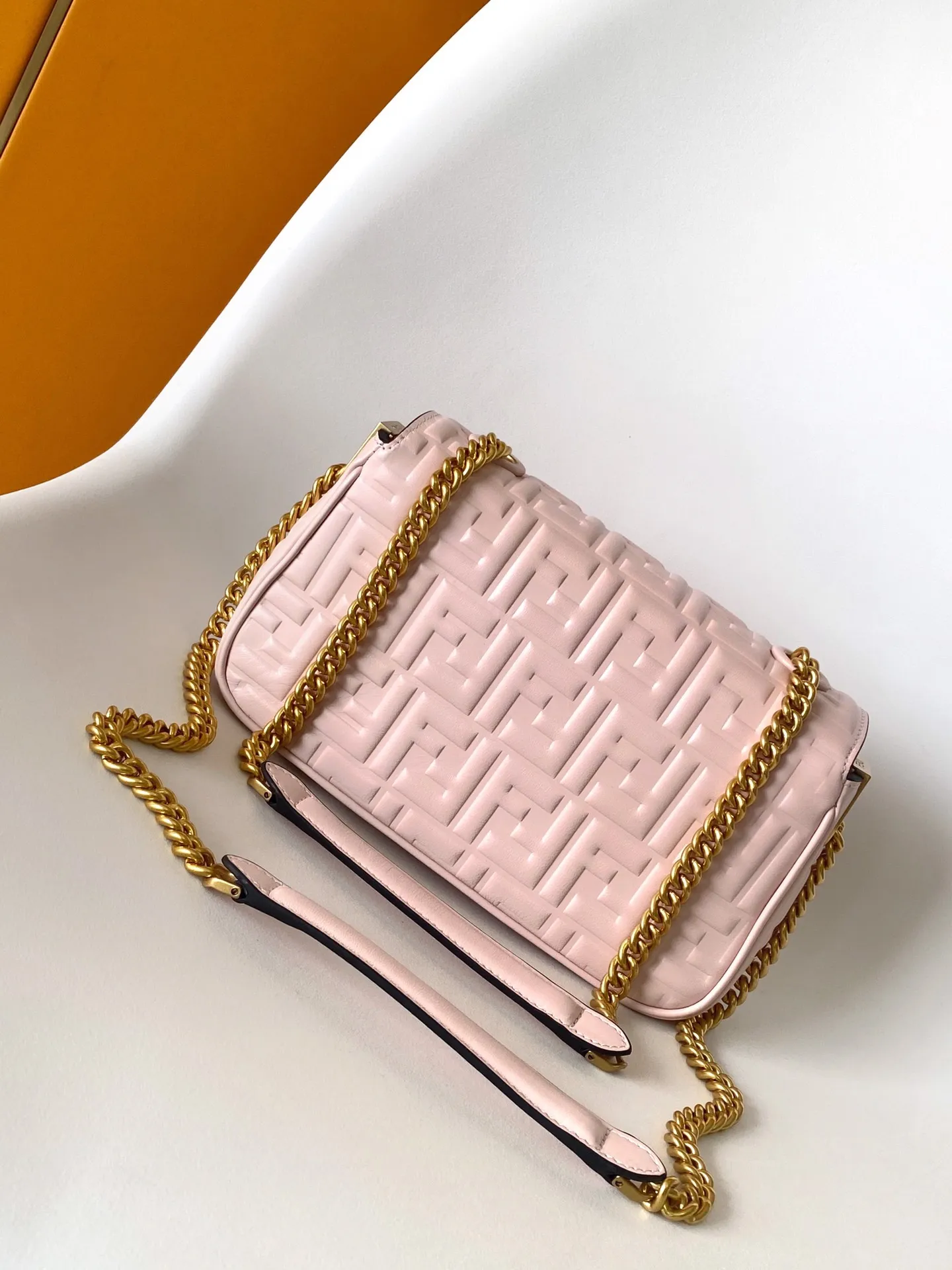 Fendiクラシックミディアムピンクバッグチェーンショルダー - 画像 (3)