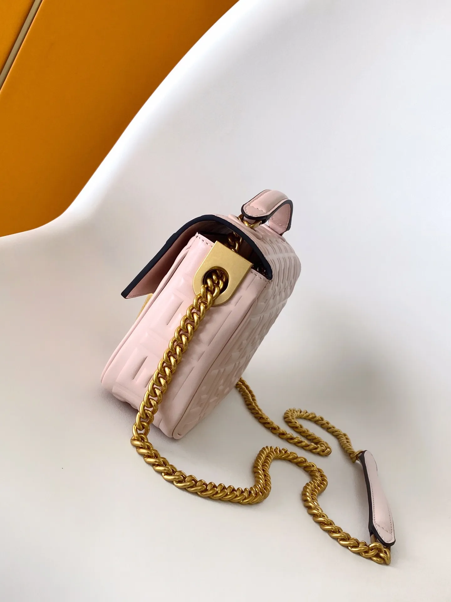Fendiクラシックミディアムピンクバッグチェーンショルダー - 画像 (4)