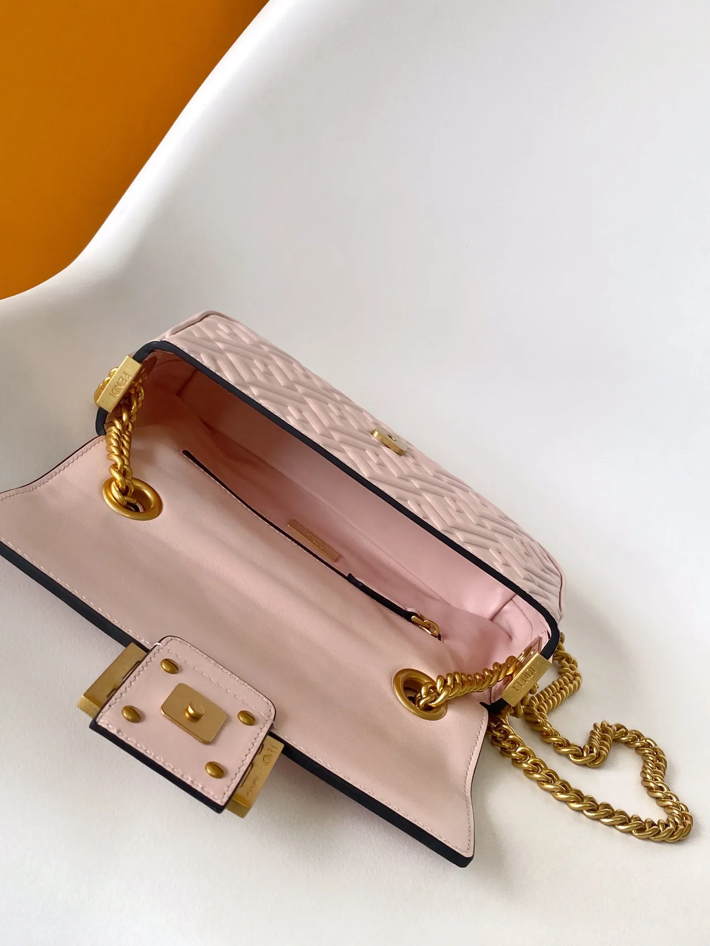 Fendiクラシックミディアムピンクバッグチェーンショルダー - 画像 (6)