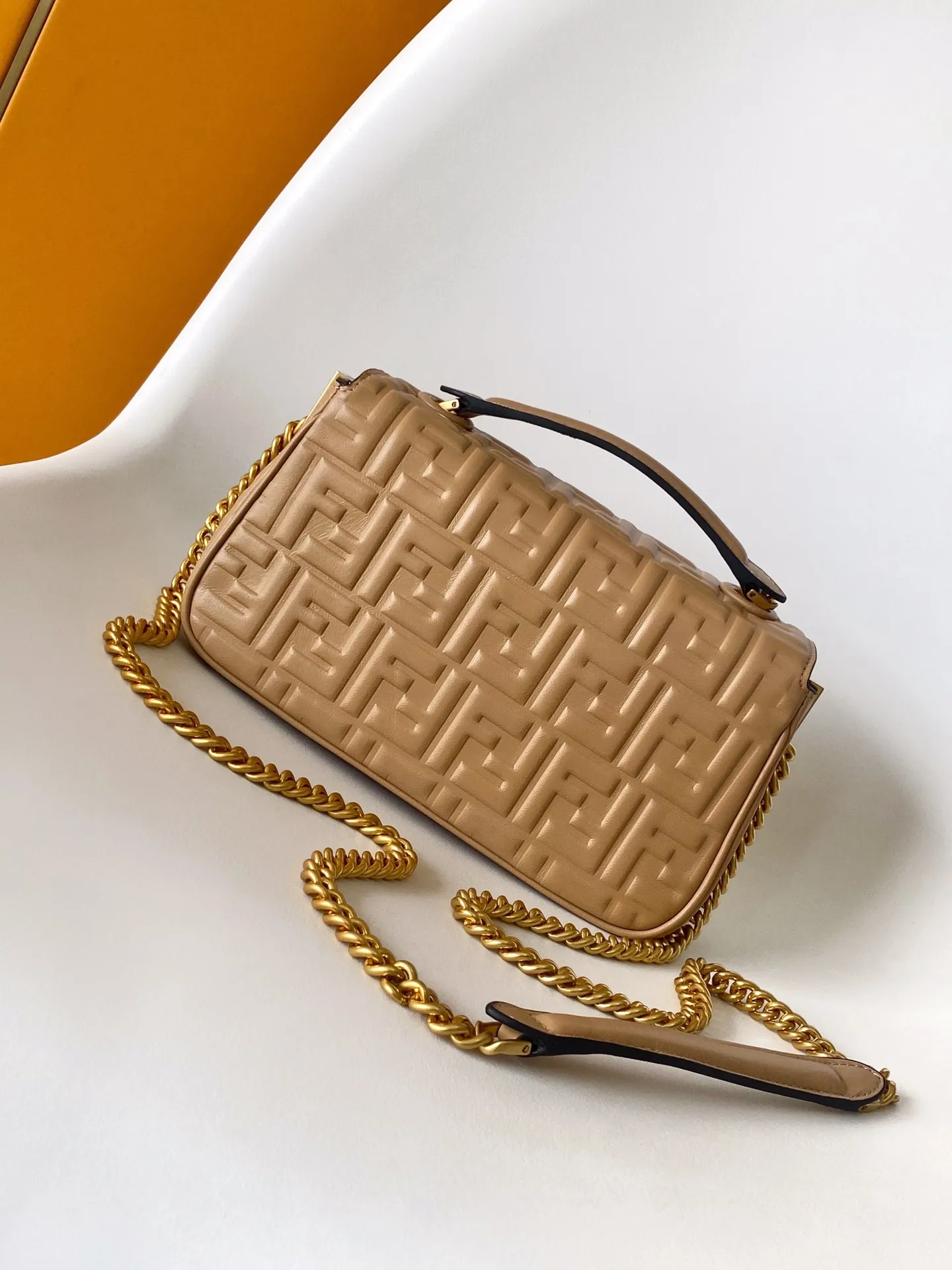 Fendi クラシックミディアムバッグ タンカラー チェーンショルダー - 画像 (3)