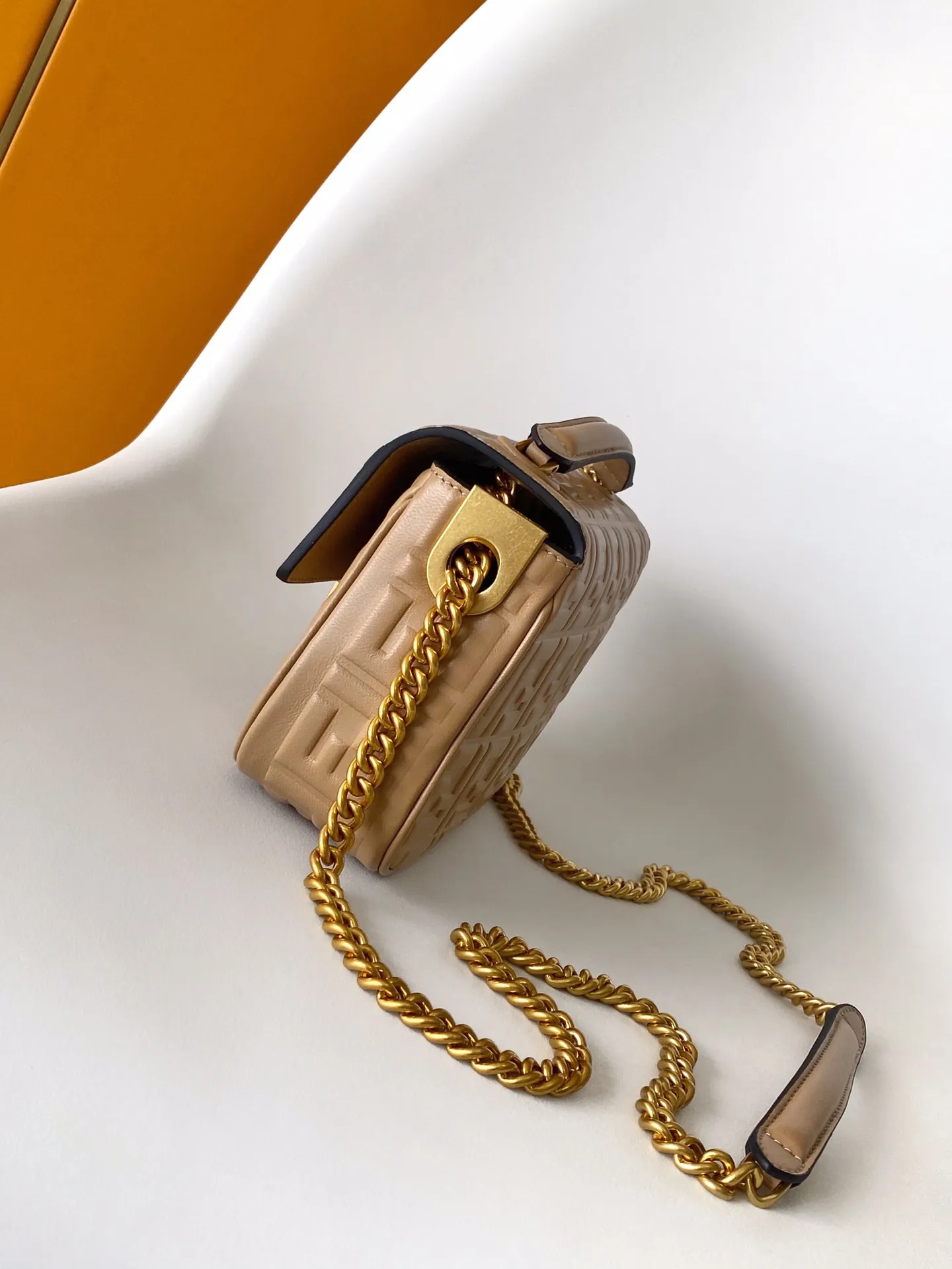 Fendi クラシックミディアムバッグ タンカラー チェーンショルダー - 画像 (4)